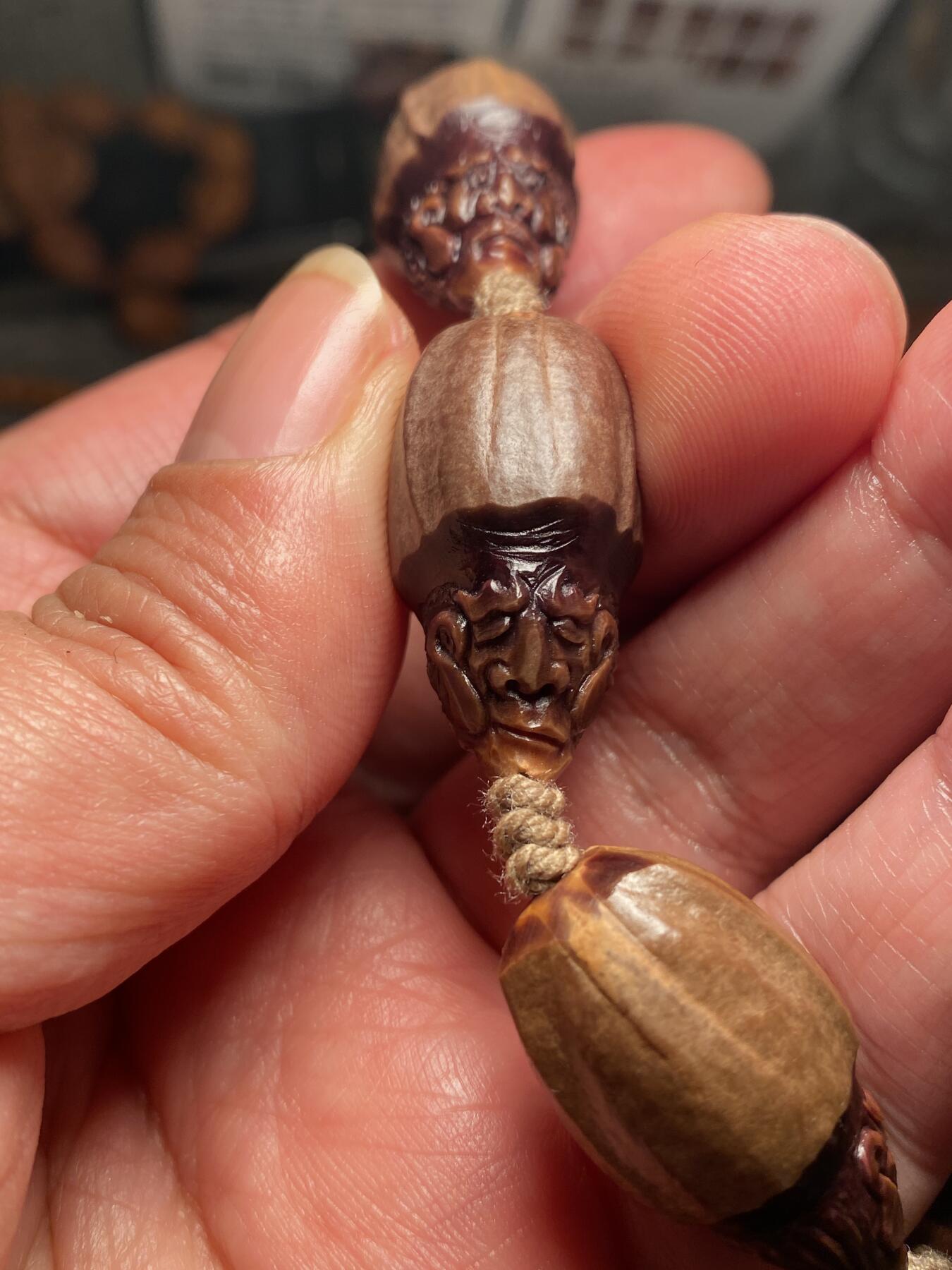 核舟记发源地苏州舟山核雕年末放漏 福利苏工核雕，纯手工雕刻王红秋老师作品，紫核大头七星罗汉，个性十足，等待有缘人，市场无同款，尺寸1。58x3.0喜欢的来