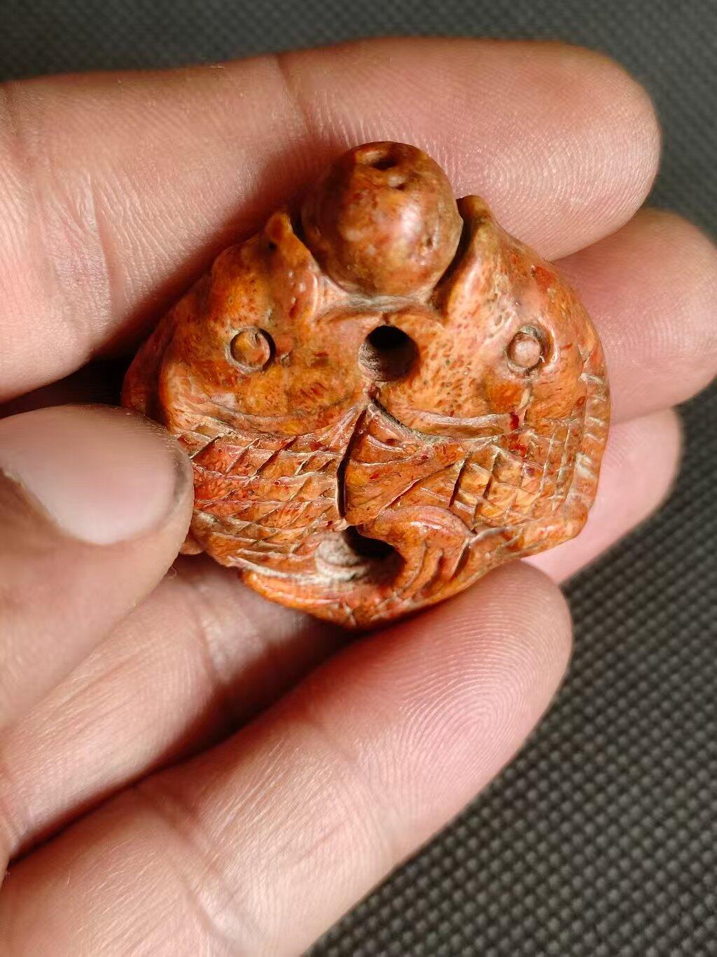 清代玉石吊坠或者是玉佩，纯手工雕刻，高3.9/宽3.6/厚0.9厘米，实物的包浆比图片要稍微红一点更好看，保老保真。