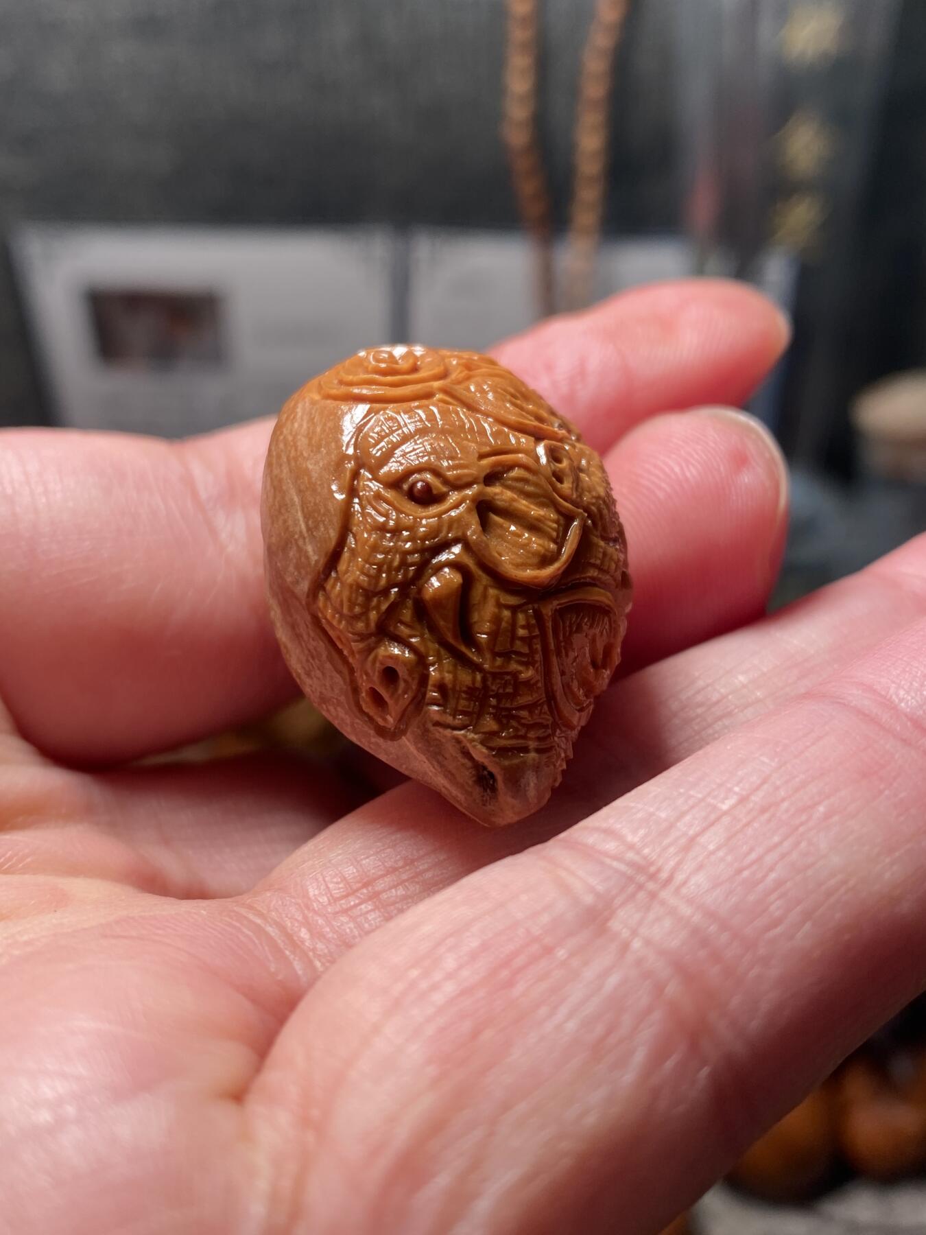 核舟记发源地苏州舟山核雕年末放漏 福利苏工核雕，纯手工雕刻吉祥如意个性十足，等待有缘人，市场无同款，尺寸2。39x4.0喜欢的来