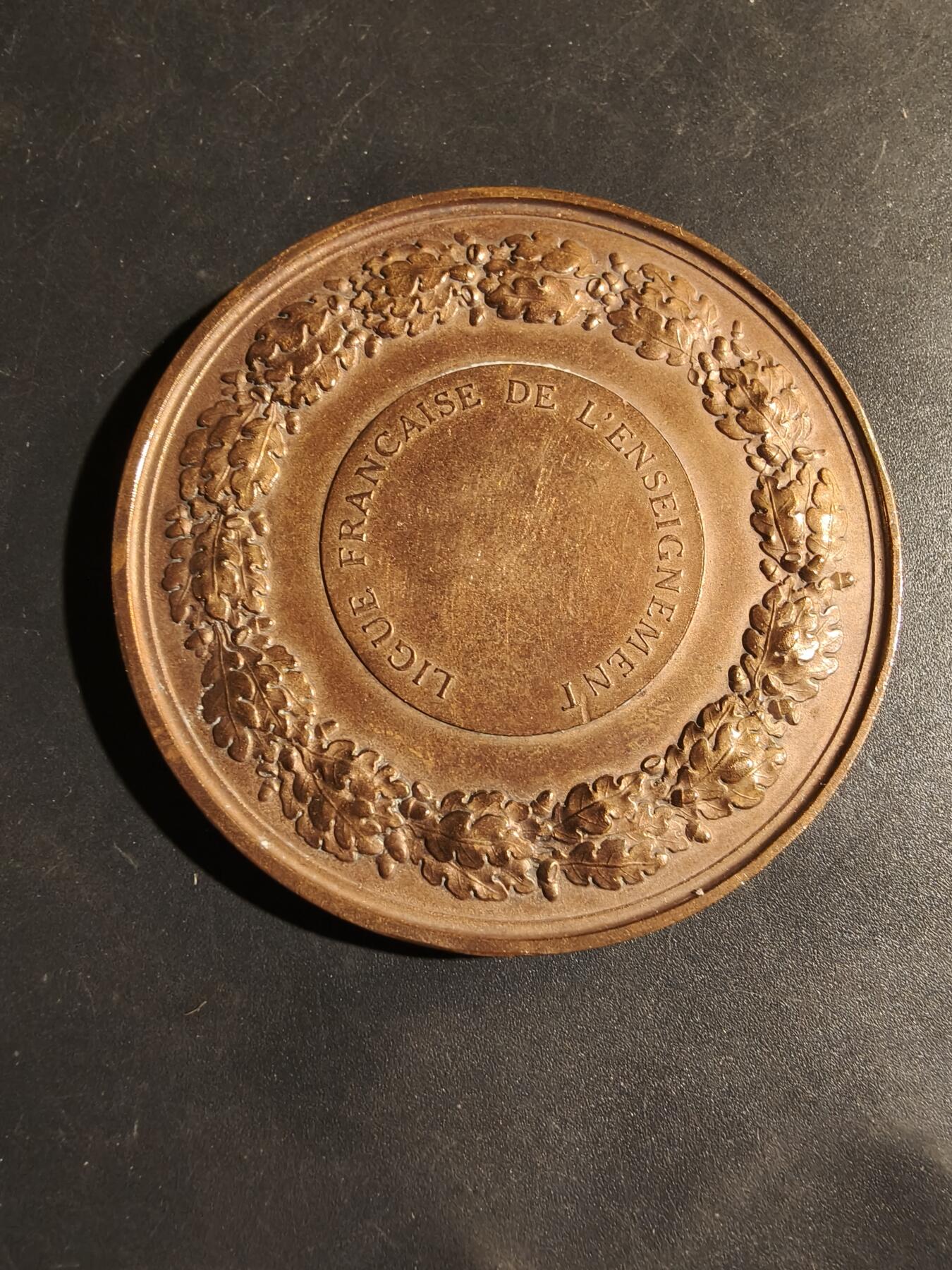 老王徽章第180期 法国教育联盟大铜章    原盒     直径58mm    重量94.6g