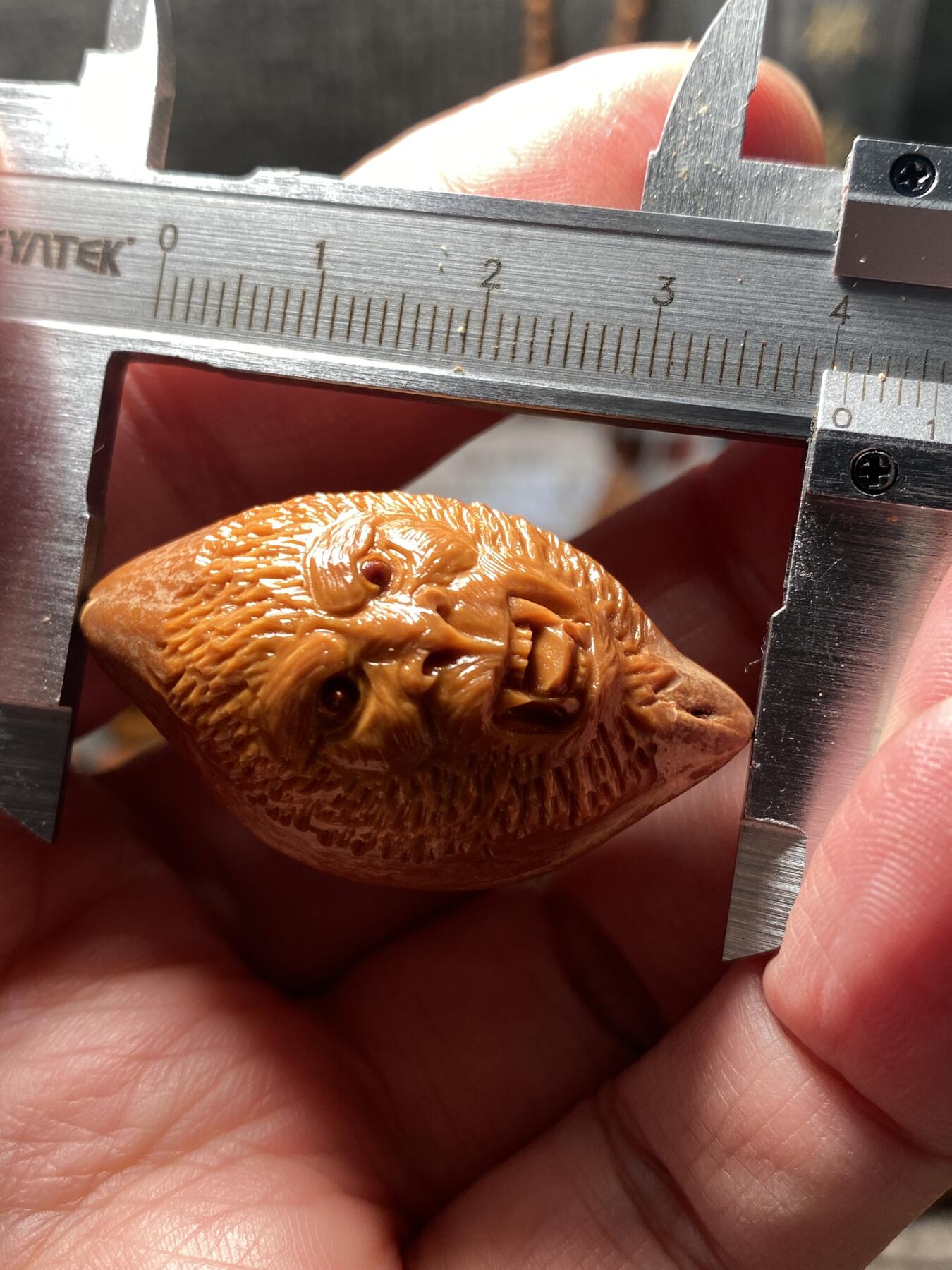 核舟记发源地苏州舟山核雕年末放漏 福利苏工核雕，纯手工雕刻齐天大圣，个性十足，等待有缘人，市场无同款，尺寸2。35x4.1喜欢的来