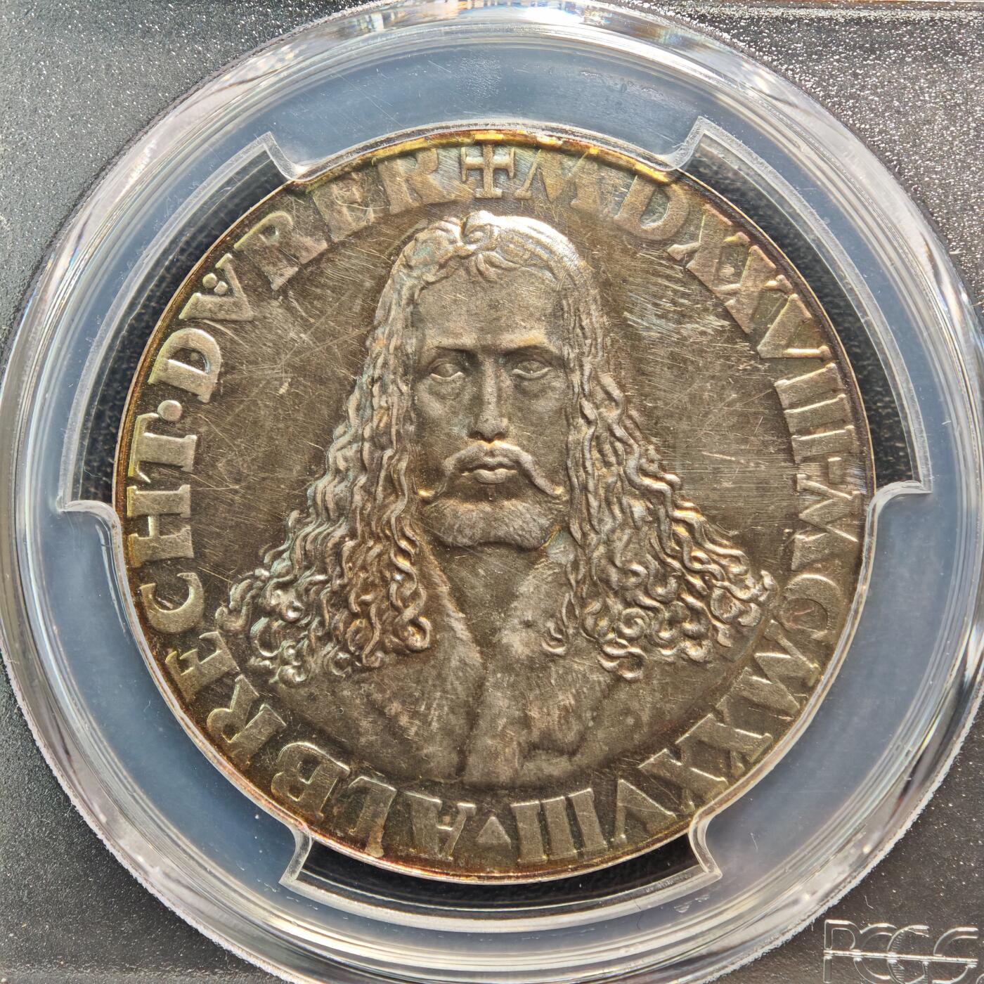 【德藏】世界币章拍卖第164期（拍品征集中~欢迎藏友联系） 1928年 德国魏玛纪念画家阿尔布雷希特·丢勒逝世400周年精制银章 PCGS UNC 正面是画家丢勒长发披肩的自画像，背面是身穿长袍、左手抱圣经、右手持长剑的丢勒站立像，稀少品种，五彩包浆特别吸引人
