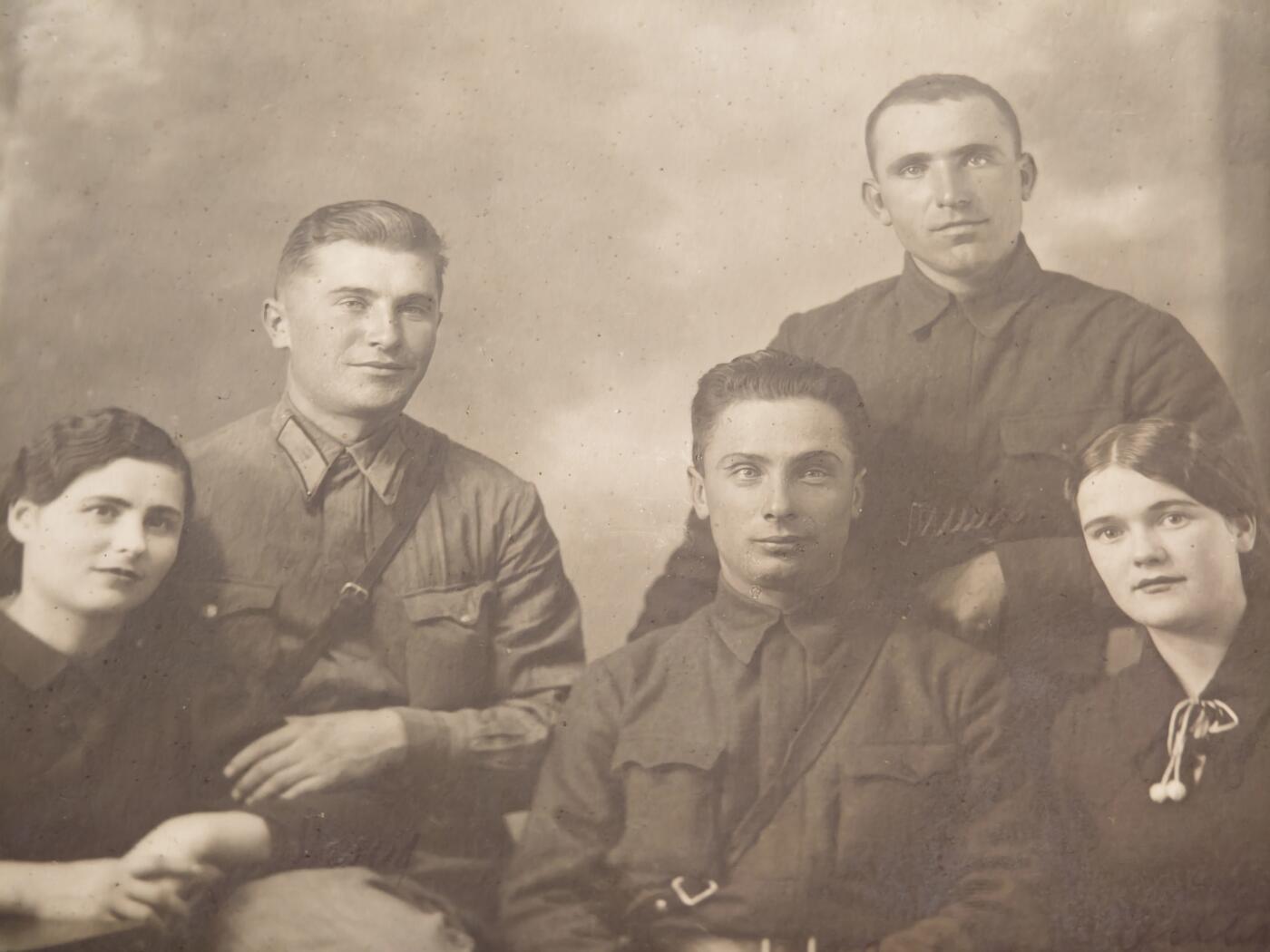 橙子收藏(照片专场)第三期 1941年10月拍摄于沃罗涅日的苏军军人与亲友合影照，属于卫国战争爆发初期的战时影像遗存。(1942年惨烈的沃罗涅日战役，这是否是他们最后的合照)