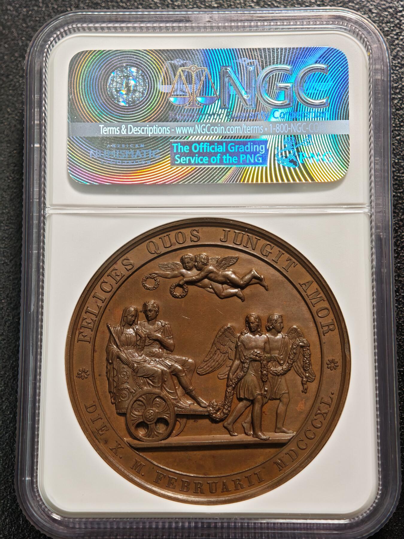 【德藏】世界币章拍卖第164期（拍品征集中~欢迎藏友联系） 1840年 德国纪念维多利亚女王和阿尔伯特亲王结婚高浮雕纪念铜章 NGC MS62BN 正面是维多利亚女王和阿尔伯特亲王左侧面双人肖像，背面是两位新人坐在雕刻精美华丽两轮车上，爱神用玫瑰花链牵引着两轮车缓缓前行，两位小天使在空中手持花环向两位新人头上戴。铜质厚重，高浮雕工艺，巧克力包浆，品相几乎全新，保存状态极佳，稀少品种