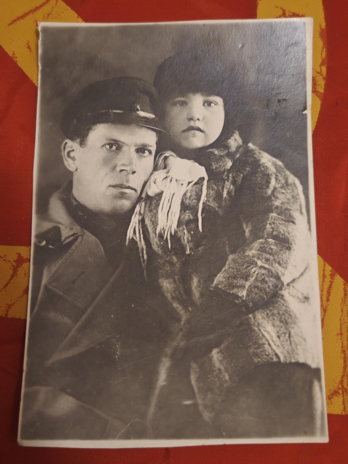 橙子收藏(照片专场)第三期  这是一张20世纪30年代末至40年代初（卫国战争爆发前后）拍摄的苏联军人与子女肖像照