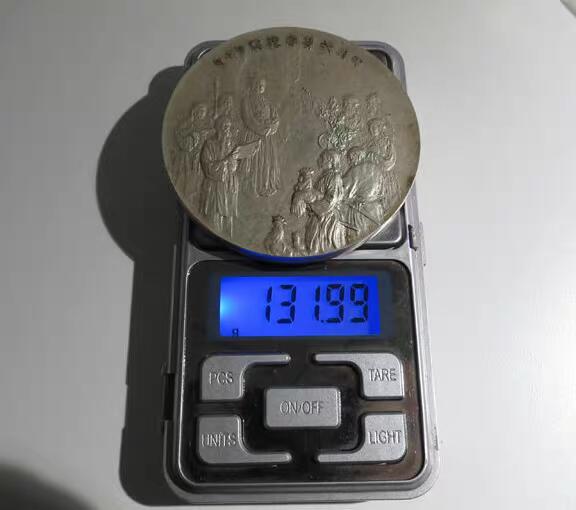 2月7号晚上8点 外国纸币自动截拍第20场 日本明治四十三年银质二等赏银牌 人物菊花纹雕刻美，制作者名字，131.5克