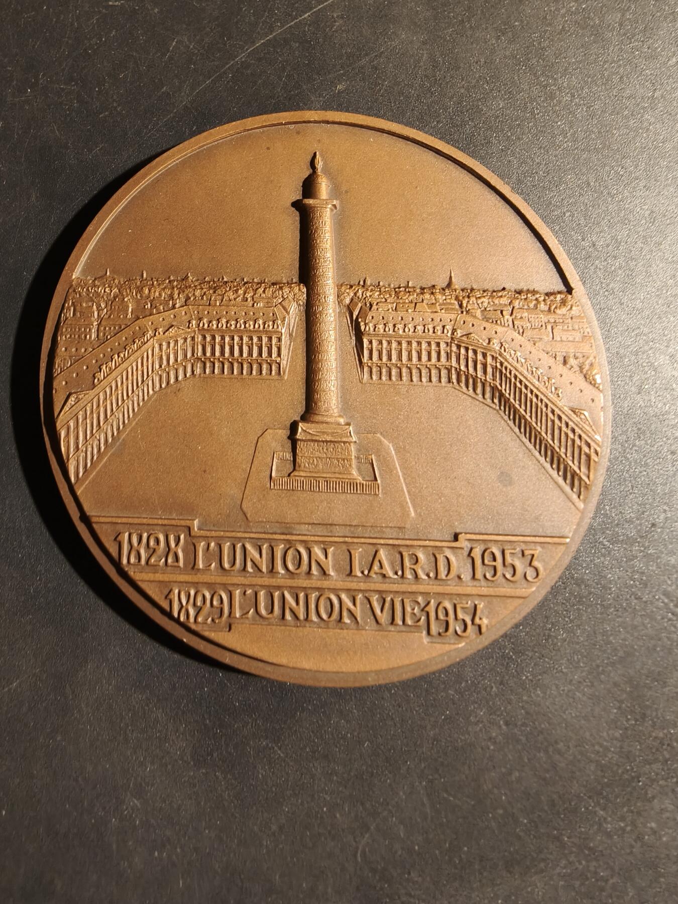 老王徽章第180期 法国联合保险公司成立125周年大铜章     正面为巴黎协和广场卢克索方尖碑      直径66mm      重量146.4g