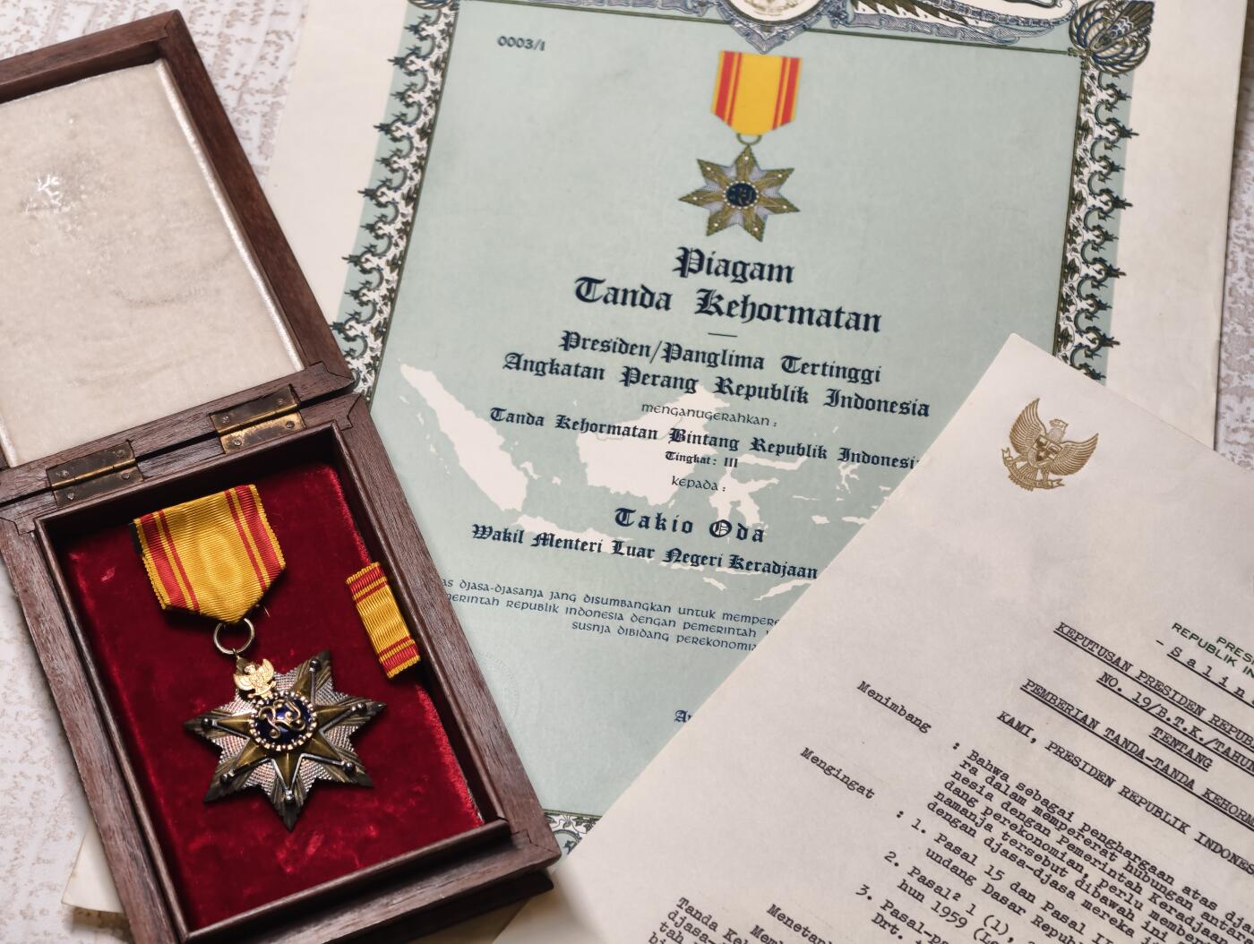 2026年2月8日拍卖 日本外交官印尼之星三等勋章勋记一套（印尼总统苏加诺亲签）