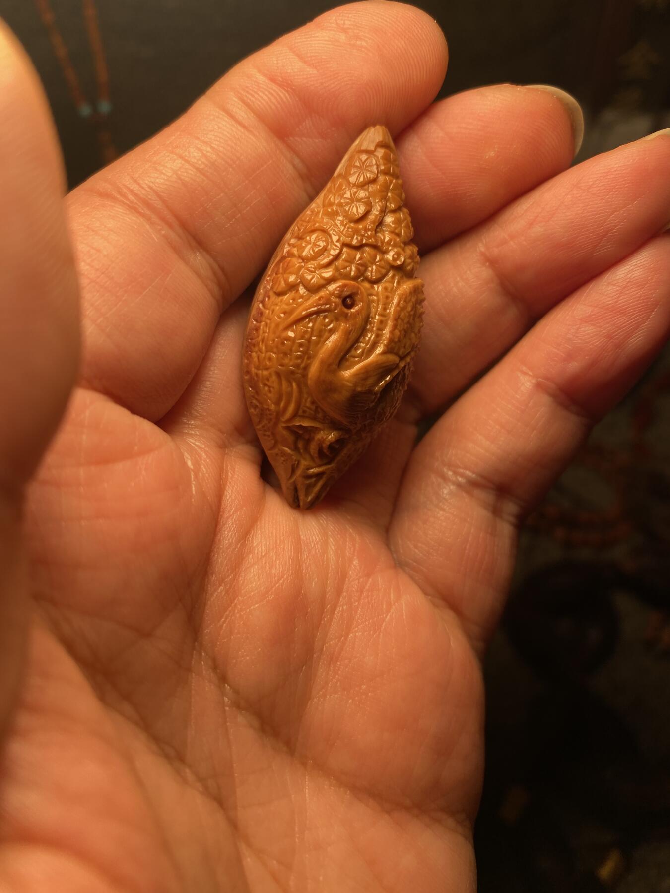 核舟记发源地苏州舟山核雕年末放漏 福利苏工核雕，纯手工雕刻，四花松鹤延年，个性十足，等待有缘人，市场无同款，尺寸2。2x4.7喜欢的来