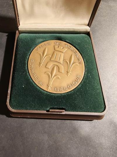 老王徽章第180期 - 比利时图尔奈市大铜章     原盒    直径50mm    重量51.3g