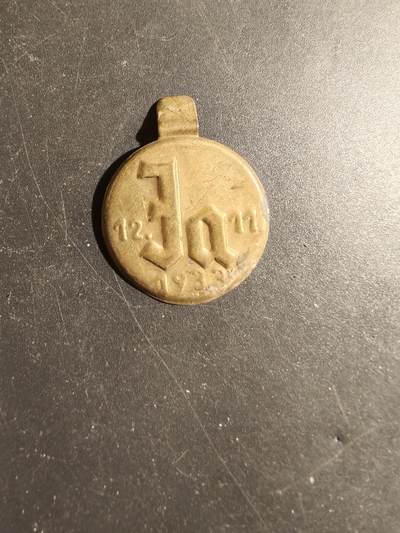 老王徽章第180期 - 德国1933小胡子支持者证章