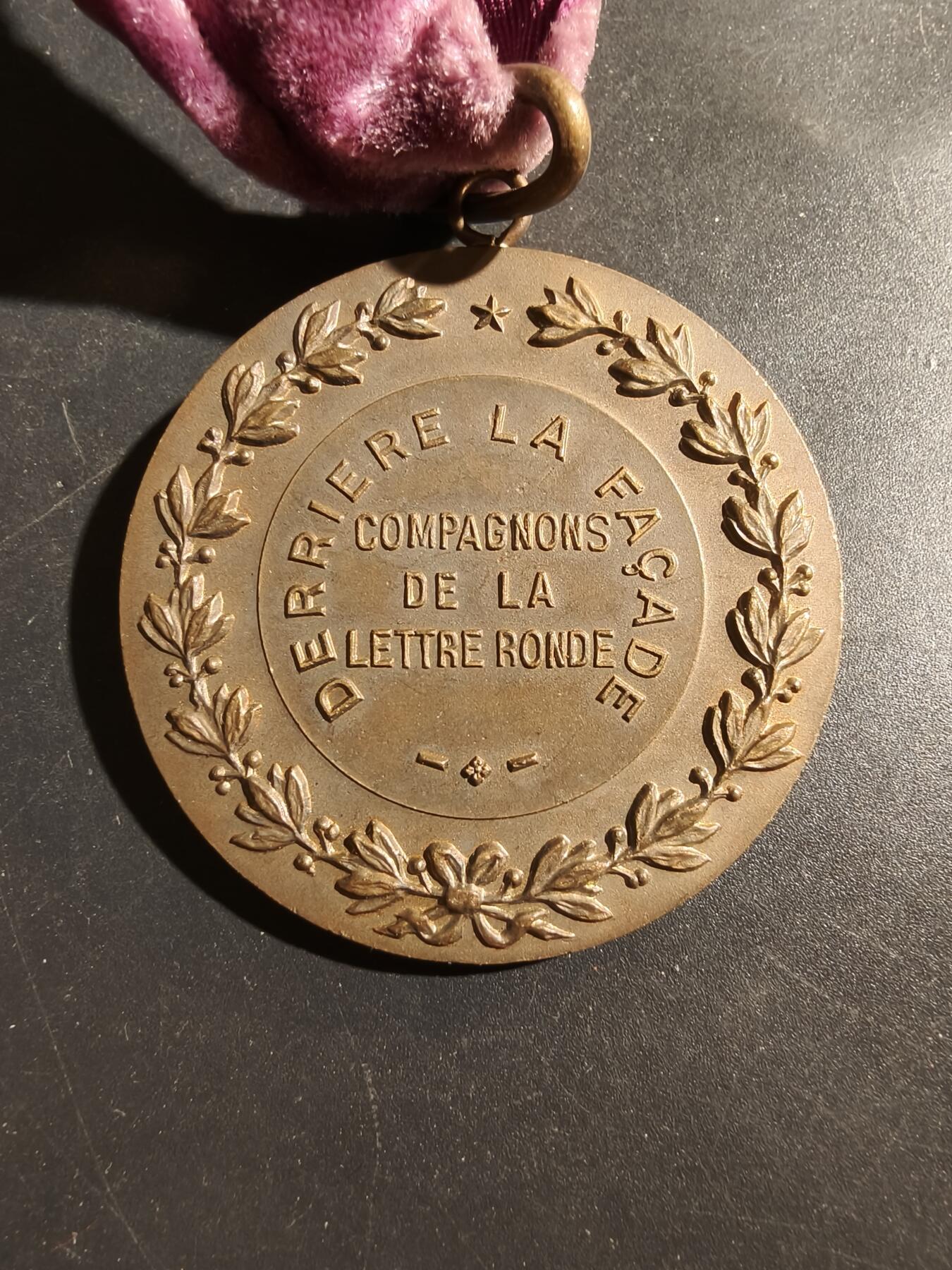 老王徽章第180期 法国1960年国际民间艺术节铜章     直径48mm    重量52g