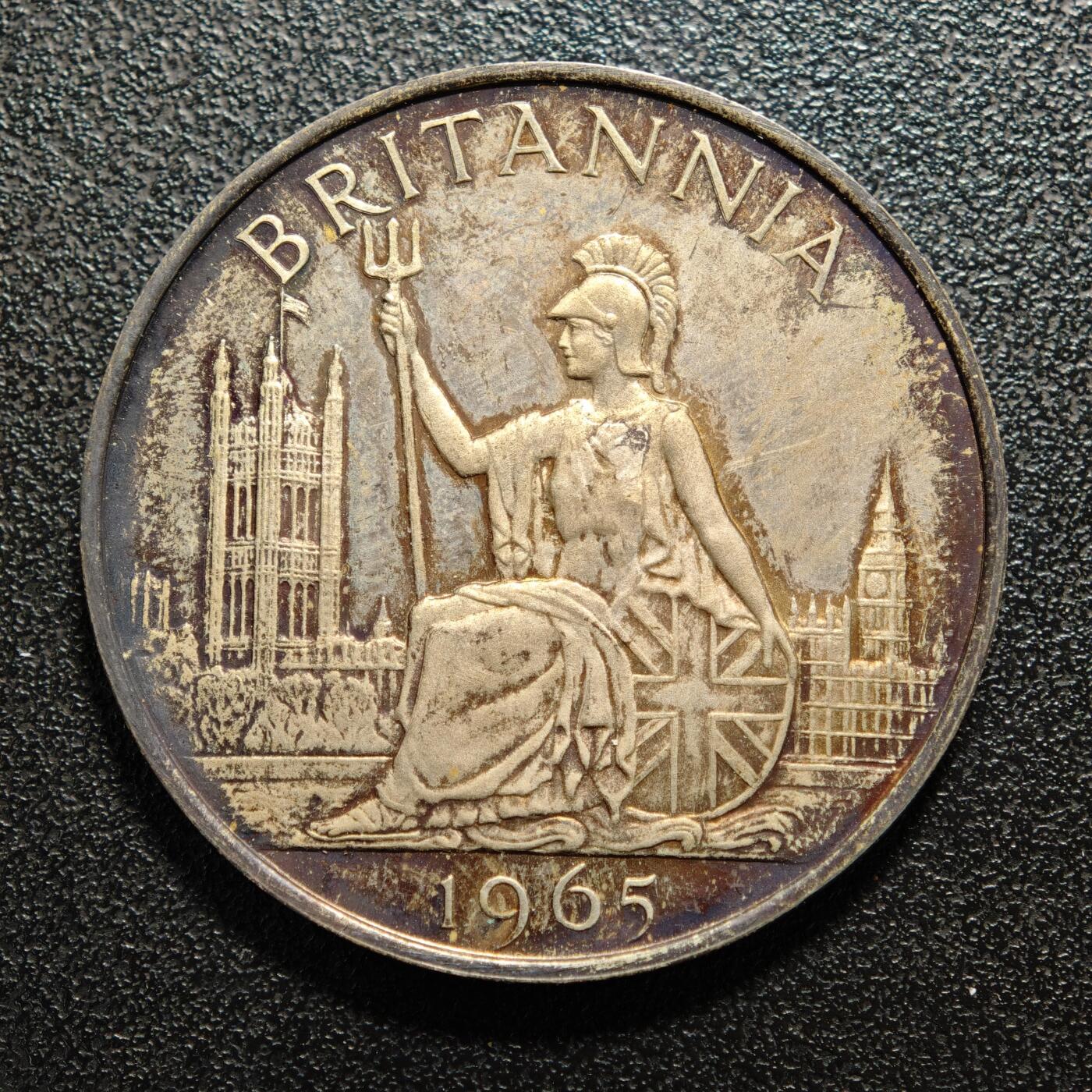 【德藏】世界币章拍卖第164期（拍品征集中~欢迎藏友联系） 1965年 英国纪念日本东京博览会银章 直径约：38.4mm；重约：26.9g 五彩包浆，原盒。正面为一手持三叉戟、一手扶米字盾牌的不列颠尼娅女神坐像，背景有英国议会大厦建筑轮廓；背面是文字“1965 / COMMEMORATING BRITISH EXHIBITION / TOKYO. JAPAN / SILVER（‌1965年英国日本东京博览会纪念银章）”