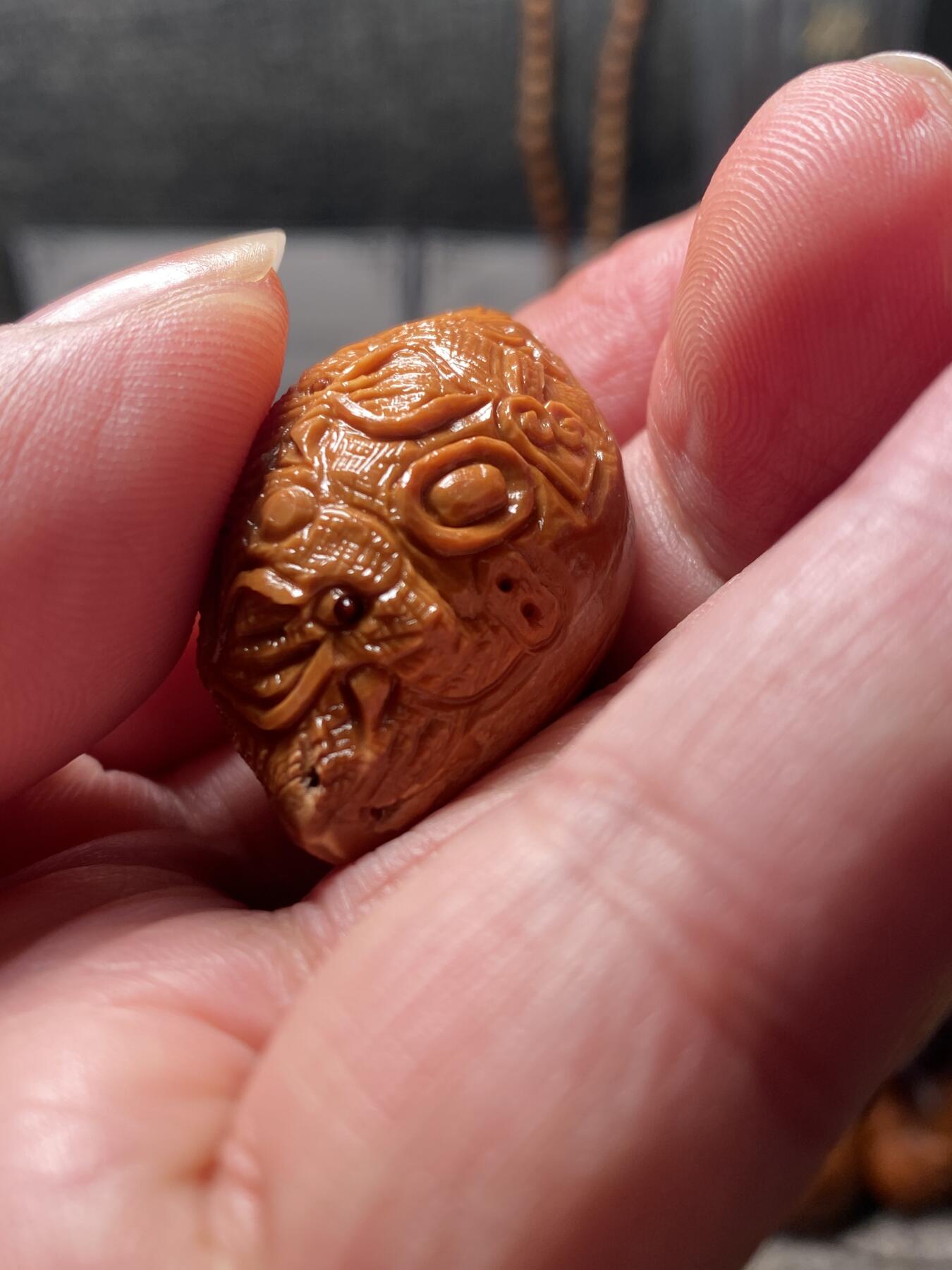 核舟记发源地苏州舟山核雕年末放漏 福利苏工核雕，纯手工雕刻吉祥如意个性十足，等待有缘人，市场无同款，尺寸2。39x4.0喜欢的来