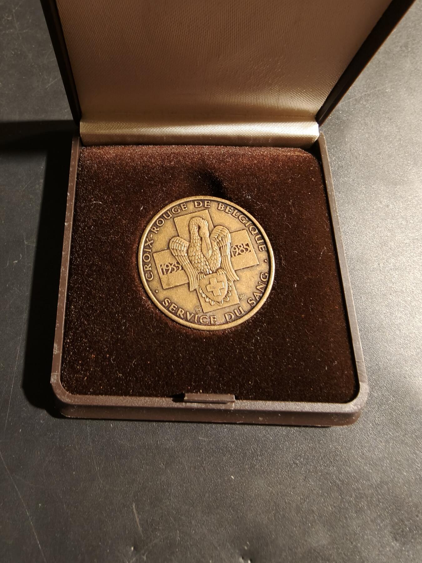 老王徽章第180期 比利时红十字会献血服务50周年纪念章     原盒     直径29mm     重量12.1g