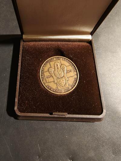 老王徽章第180期 - 比利时红十字会献血服务50周年纪念章     原盒     直径29mm     重量12.1g