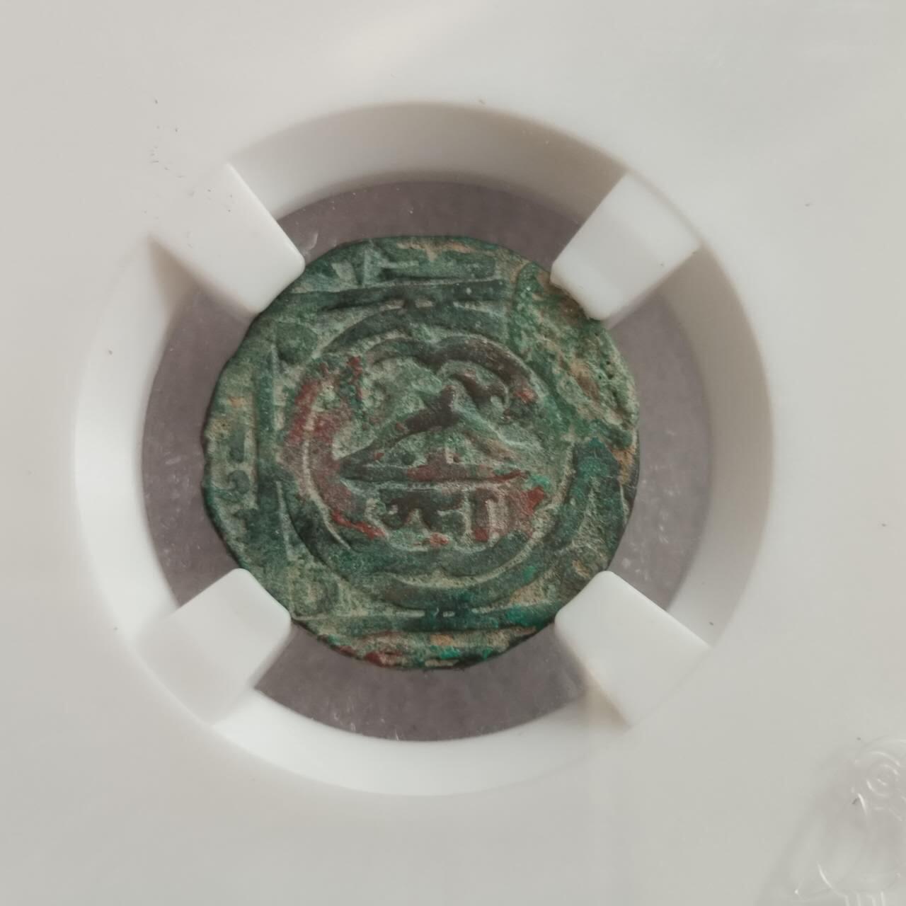 瓶子🏺第228期拍卖会 蒙古帝国成吉思汗铜币（昆都士弓箭图） 公元1221年蒙古军西征花剌子模时期打制于阿富汗昆都士地区 正面线条化的骑士，背面弓箭图，详细介绍见图4，直径22毫米，重量4.24克。 欧美大拍上价格很贵，而且多为酸洗过，已经露出铜色，这种原味的非常舒服。都是没怎么磨损的品相，只是有包浆覆盖着。