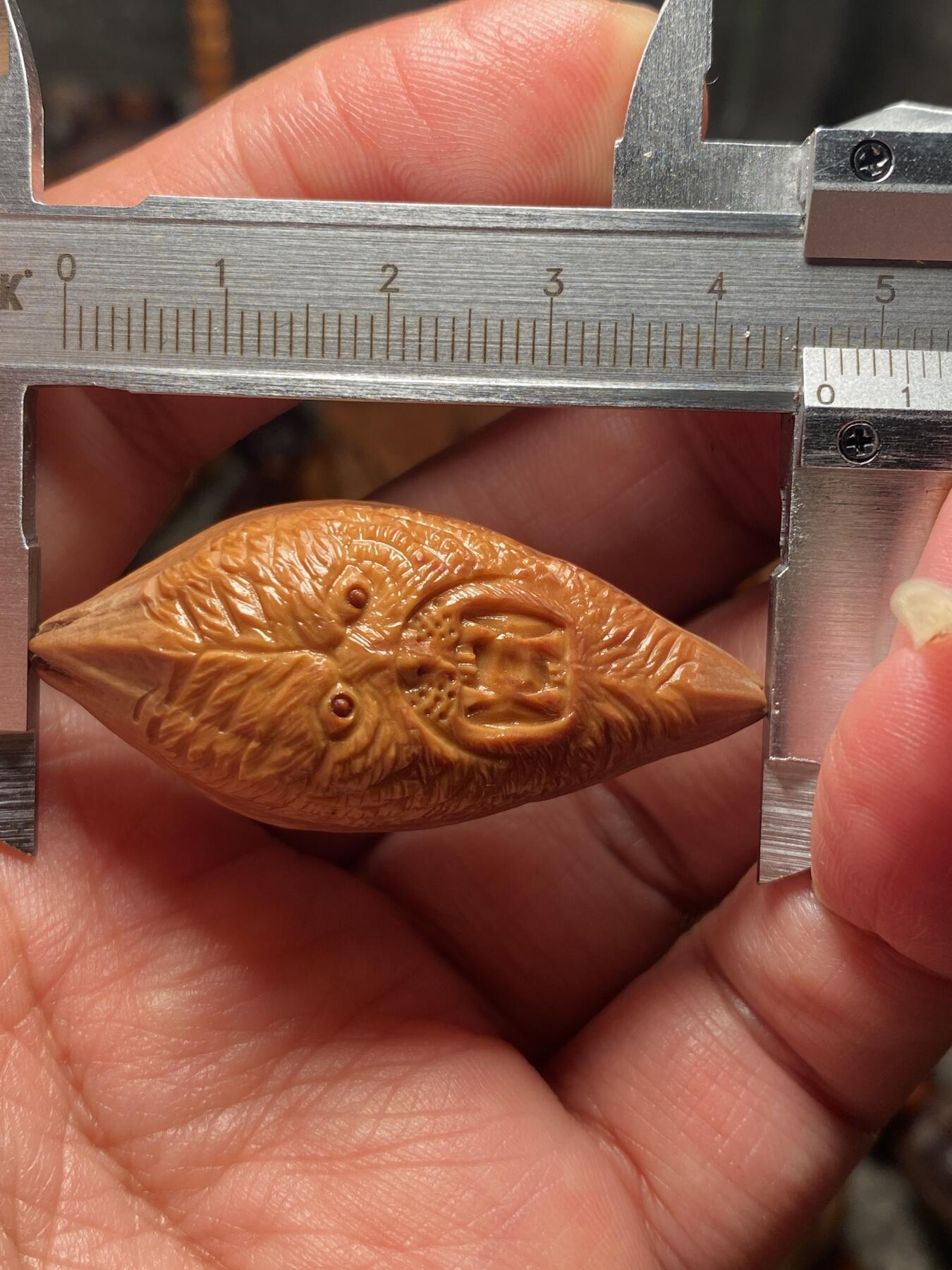 核舟记发源地苏州舟山核雕年末放漏 福利苏工核雕，纯手工雕刻，君临天下，个性十足，等待有缘人，市场无同款，尺寸2。1x4.65喜欢的来