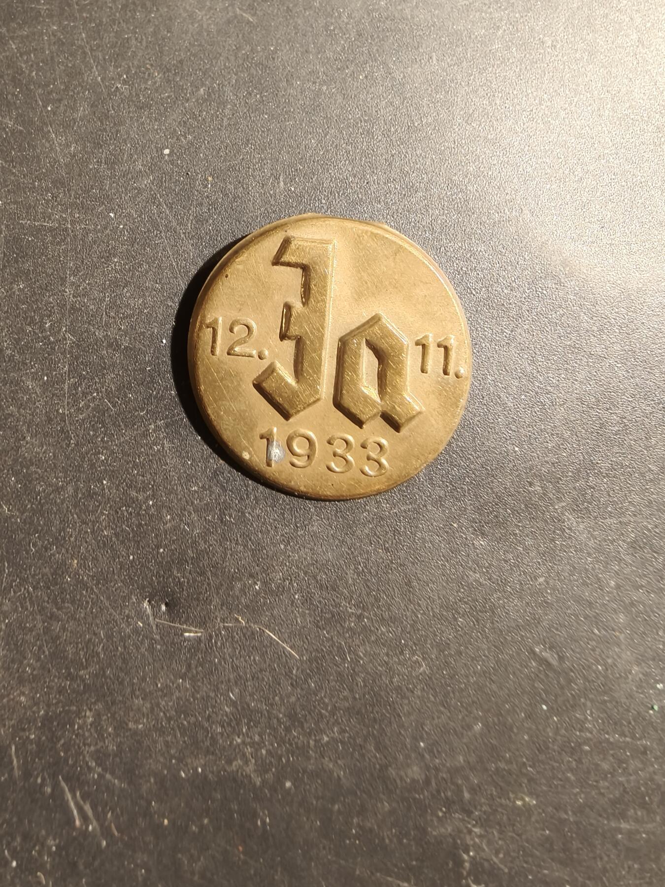 老王徽章第180期 德国1933小胡子支持者证章