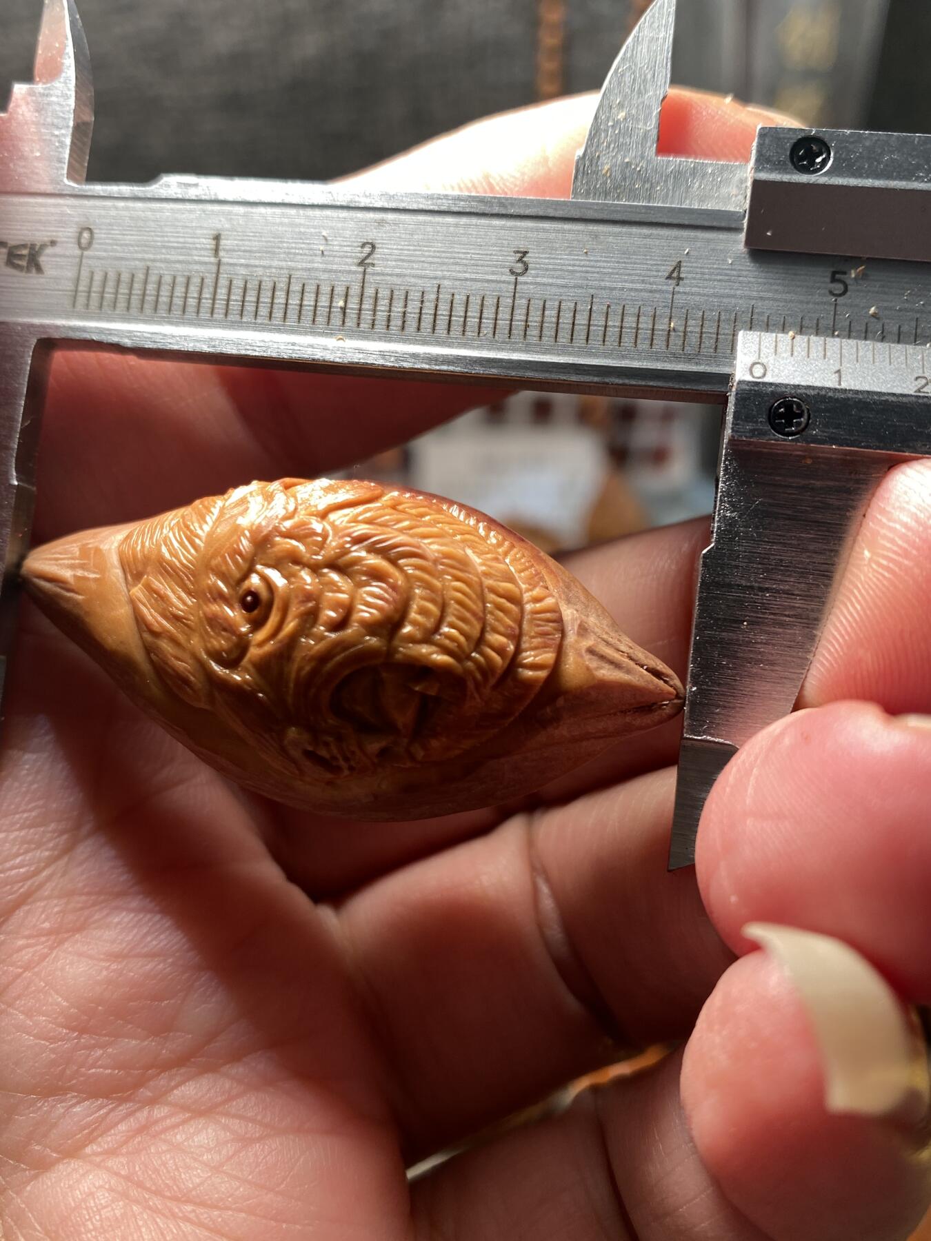 核舟记发源地苏州舟山核雕年末放漏 福利苏工核雕，纯手工雕刻,虎虎生威，君临天下，个性十足，等待有缘人，市场无同款，尺寸2。2x4.55喜欢的来