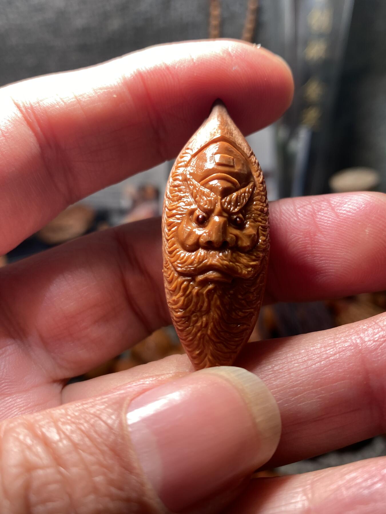 核舟记发源地苏州舟山核雕年末放漏 福利苏工核雕，纯手工雕刻二花钟馗，个性十足，等待有缘人，市场无同款，尺寸1。7x4.9喜欢的来