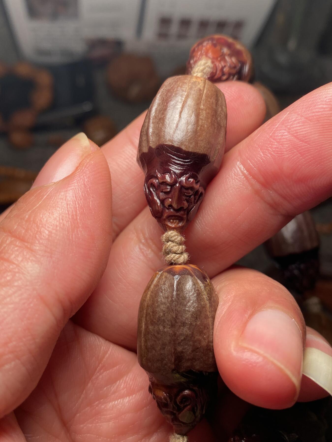 核舟记发源地苏州舟山核雕年末放漏 福利苏工核雕，纯手工雕刻王红秋老师作品，紫核大头七星罗汉，个性十足，等待有缘人，市场无同款，尺寸1。58x3.0喜欢的来