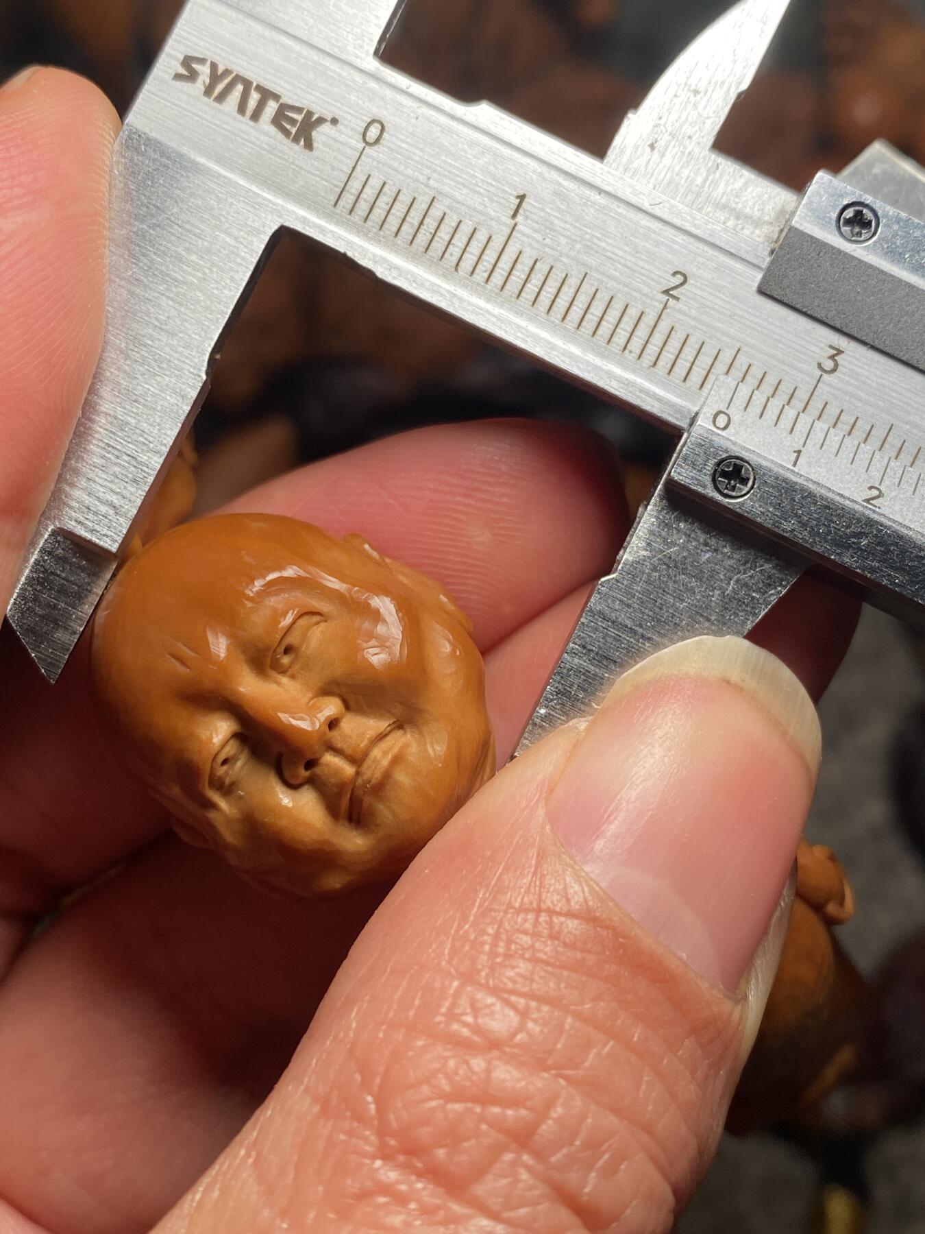 核舟记发源地苏州舟山核雕年末放漏 福利苏工核雕，纯手工雕刻,七星罗汉，个性十足，等待有缘人，市场无同款，尺寸2。15x2.6喜欢的来