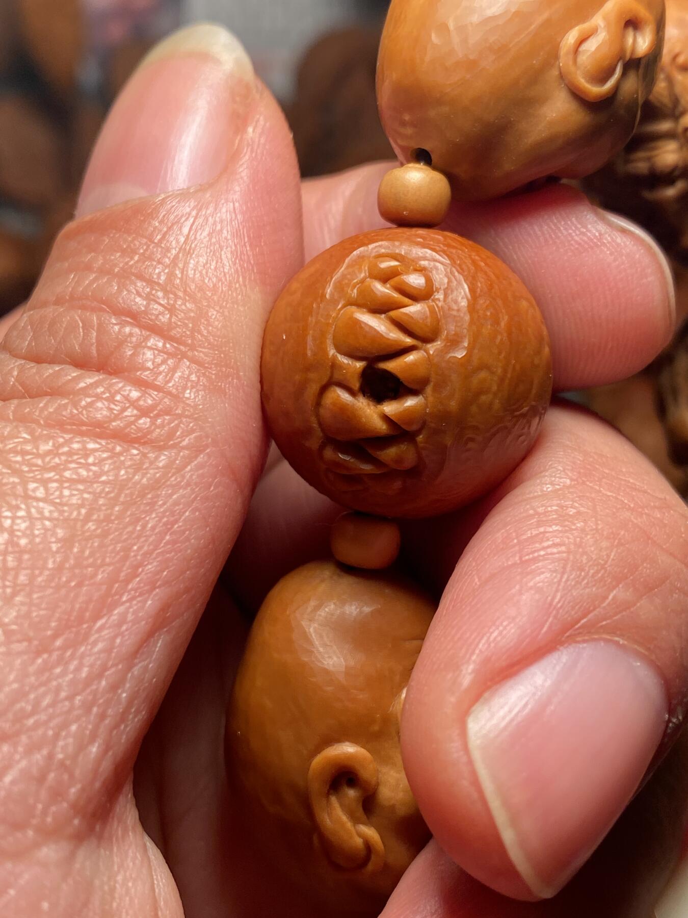 核舟记发源地苏州舟山核雕年末放漏 福利苏工核雕，纯手工雕刻,七星罗汉，个性十足，等待有缘人，市场无同款，尺寸2。15x2.6喜欢的来