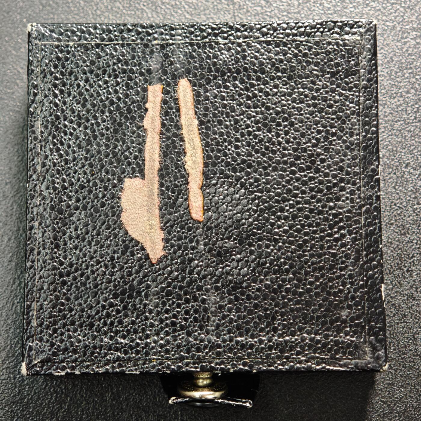 【德藏】世界币章拍卖第164期（拍品征集中~欢迎藏友联系） 1965年 英国纪念日本东京博览会银章 直径约：38.4mm；重约：26.9g 五彩包浆，原盒。正面为一手持三叉戟、一手扶米字盾牌的不列颠尼娅女神坐像，背景有英国议会大厦建筑轮廓；背面是文字“1965 / COMMEMORATING BRITISH EXHIBITION / TOKYO. JAPAN / SILVER（‌1965年英国日本东京博览会纪念银章）”