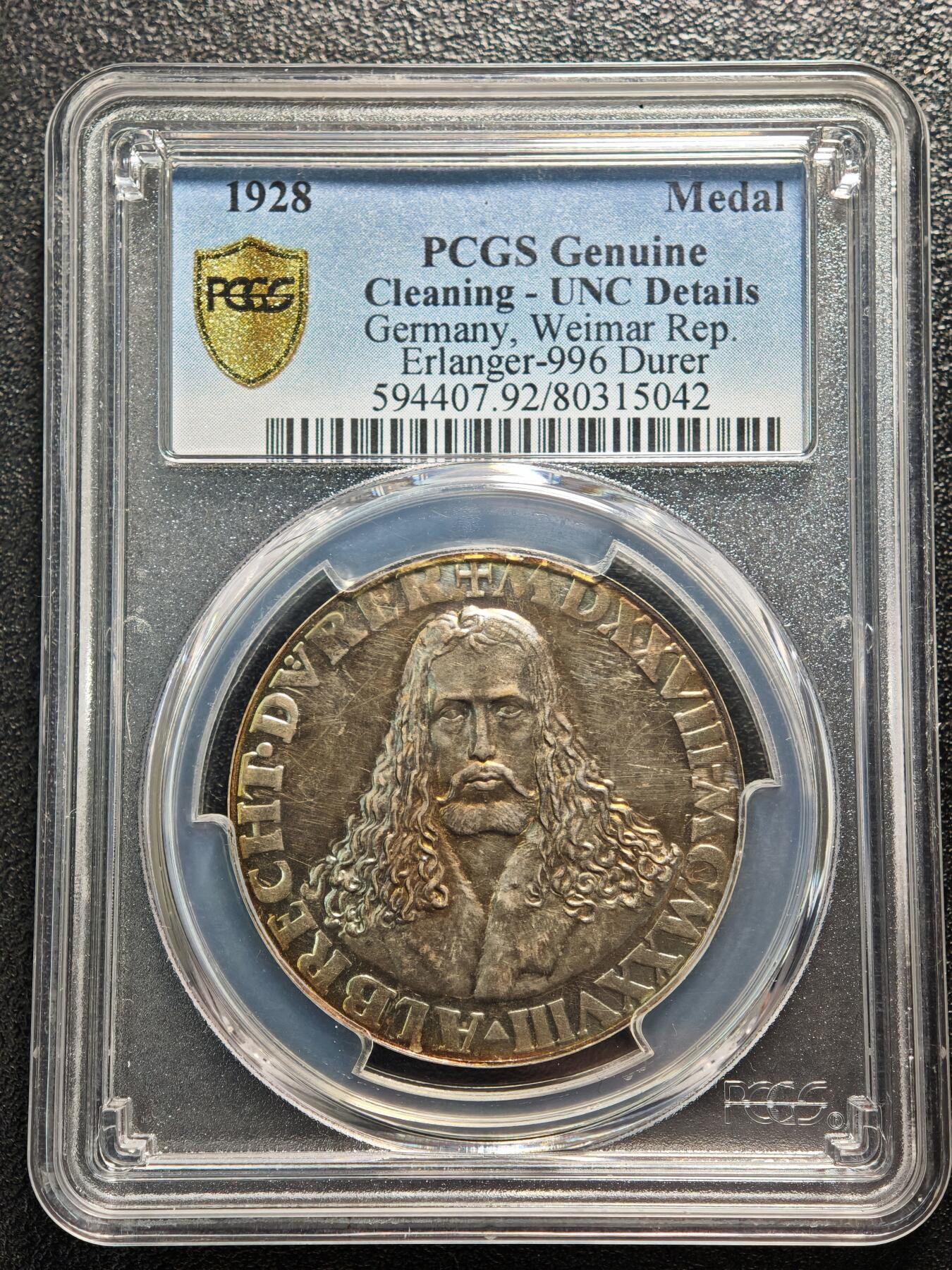 【德藏】世界币章拍卖第164期（拍品征集中~欢迎藏友联系） 1928年 德国魏玛纪念画家阿尔布雷希特·丢勒逝世400周年精制银章 PCGS UNC 正面是画家丢勒长发披肩的自画像，背面是身穿长袍、左手抱圣经、右手持长剑的丢勒站立像，稀少品种，五彩包浆特别吸引人
