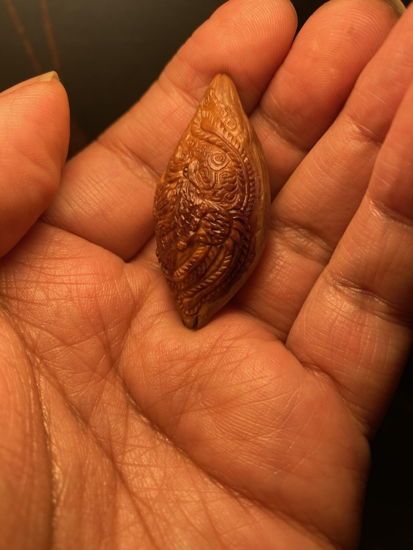 核舟记发源地苏州舟山核雕年末放漏 福利苏工核雕，纯手工雕刻，四花紫皮核凤舞九天，个性十足，紫气祥瑞，等待有缘人，市场无同款，尺寸2。3x4。8喜欢的来