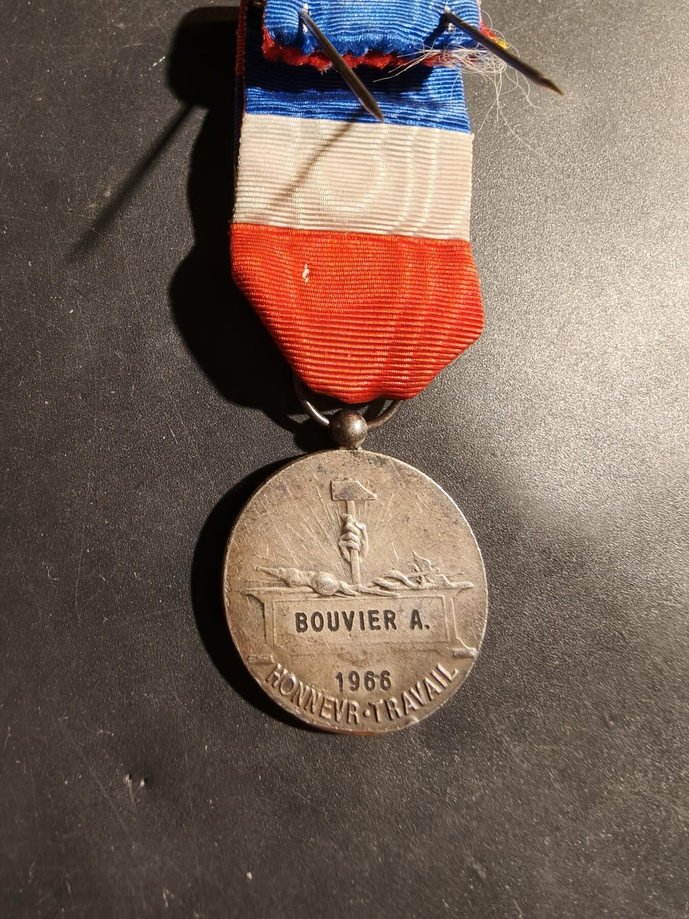 老王徽章第180期 法国银级劳动荣誉奖章    1966年实发