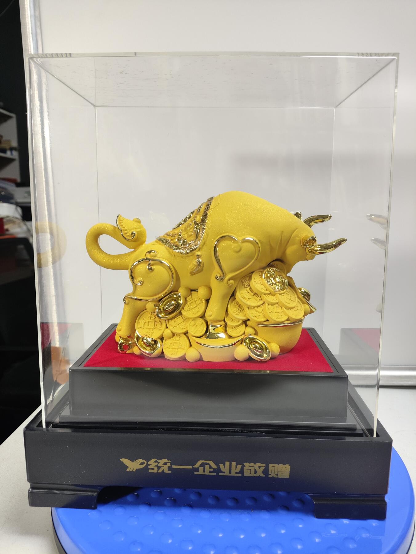 鸿运兴旺金牛摆件，黄色绒沙金工艺（高24.8cm,长20.5cm,宽13.3cm左右）