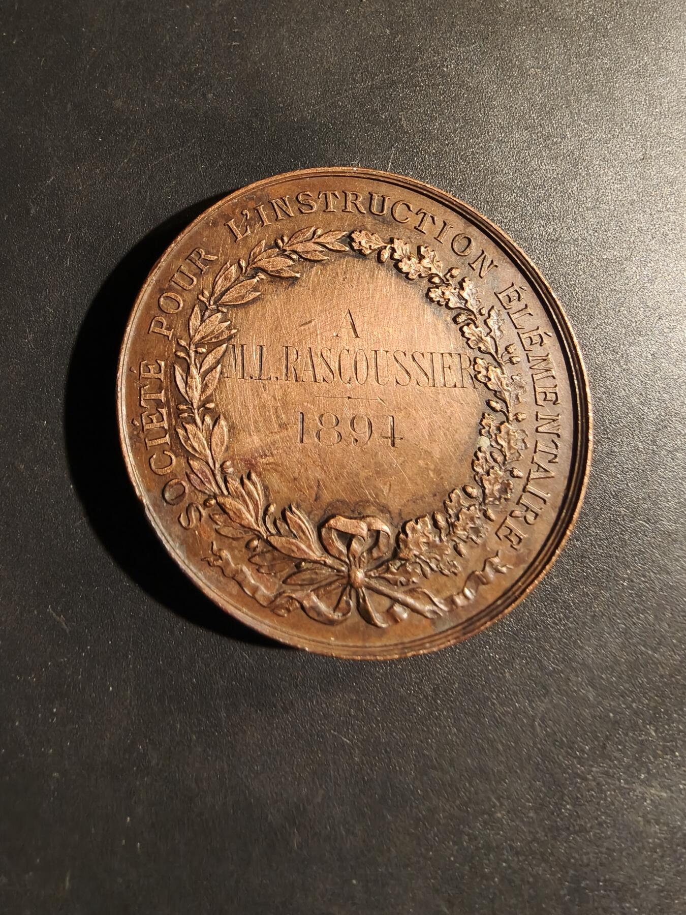 老王徽章第180期 法国基础教育委员会大铜章    教育小天使    亨利杜布瓦作品     直径41mm     重量32.9g