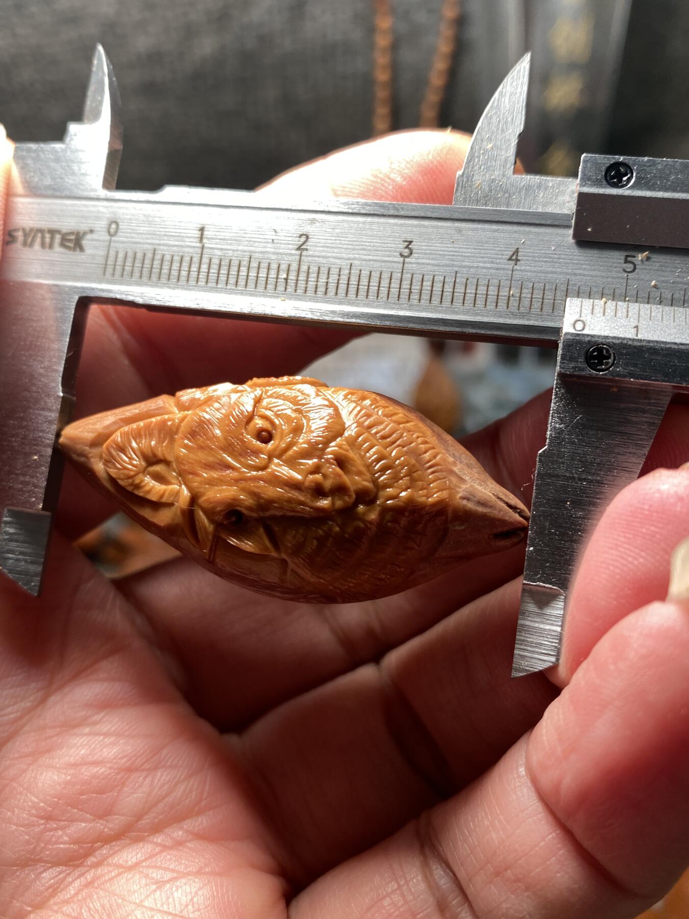 核舟记发源地苏州舟山核雕年末放漏 福利苏工核雕，纯手工雕刻,喜气洋洋，个性十足，等待有缘人，市场无同款，尺寸2。1x4.6喜欢的来