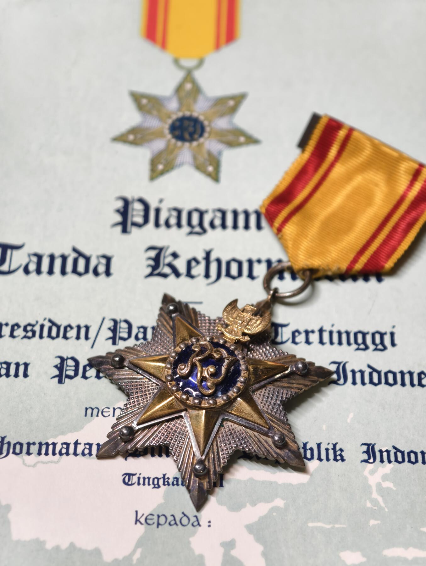2026年2月8日拍卖 日本外交官印尼之星三等勋章勋记一套（印尼总统苏加诺亲签）