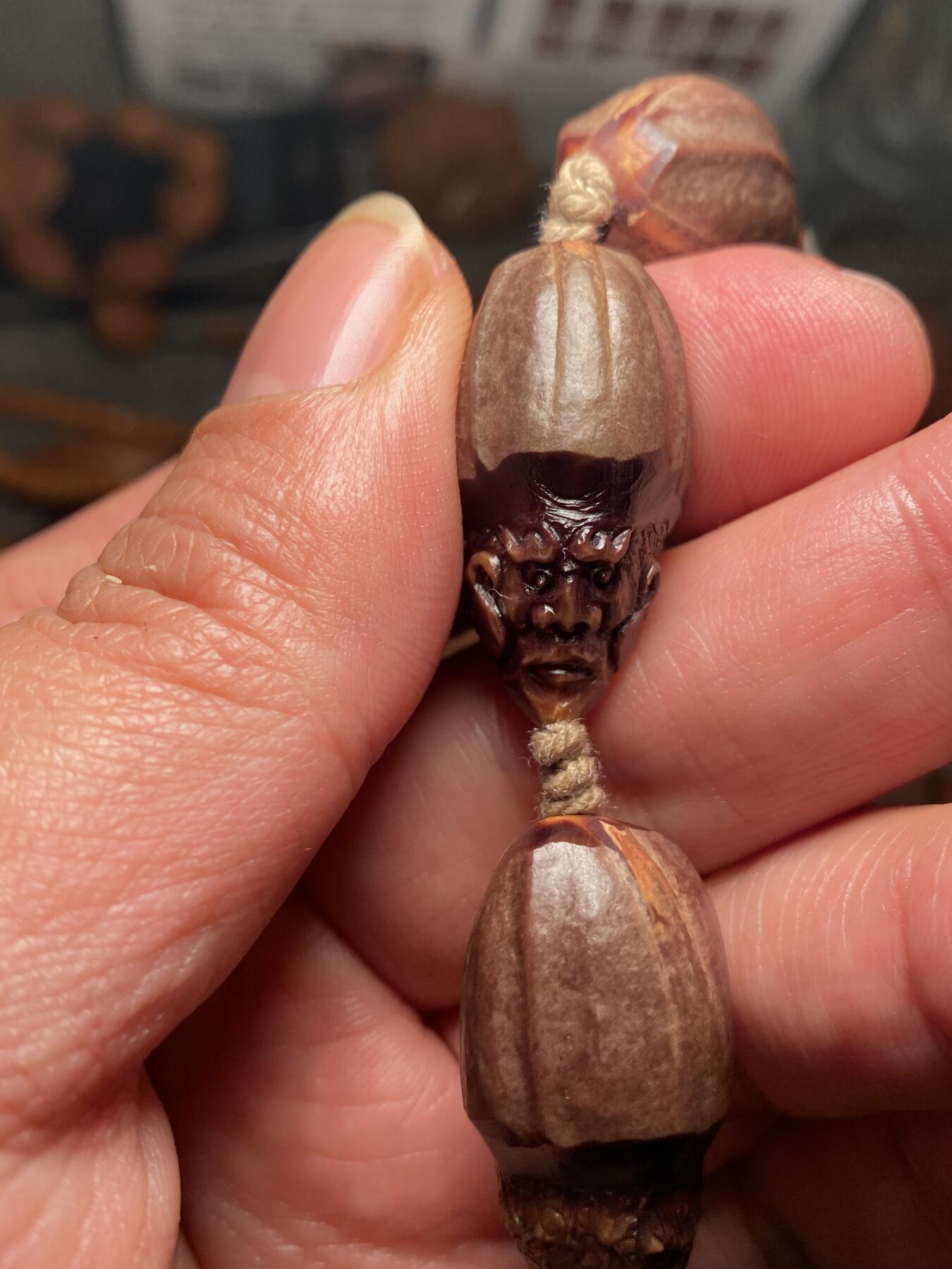 核舟记发源地苏州舟山核雕年末放漏 福利苏工核雕，纯手工雕刻王红秋老师作品，紫核大头七星罗汉，个性十足，等待有缘人，市场无同款，尺寸1。58x3.0喜欢的来