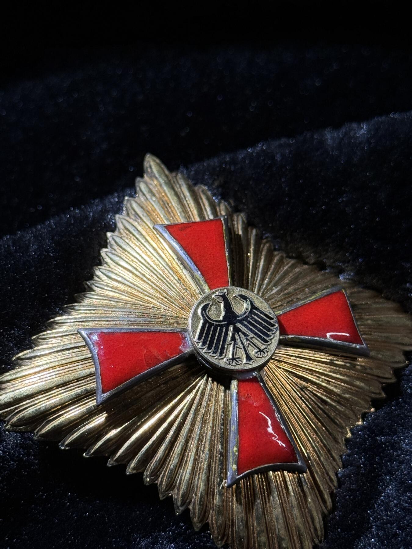 欢庆春节！戎马世界章牌大赏第111期春节大拍 德国联邦十字勋章，大军官级星芒章，银制，SL厂中期版本，珐琅有损