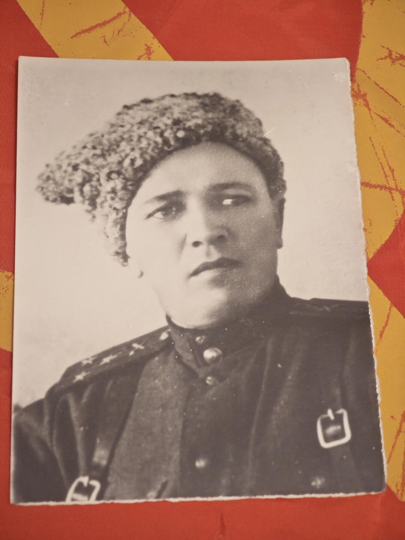 橙子收藏(照片专场)第三期 卫国战争时期（约1943-1945年）拍摄的苏联英雄肖像照，属于苏联最高荣誉获得者的战时影像遗存。