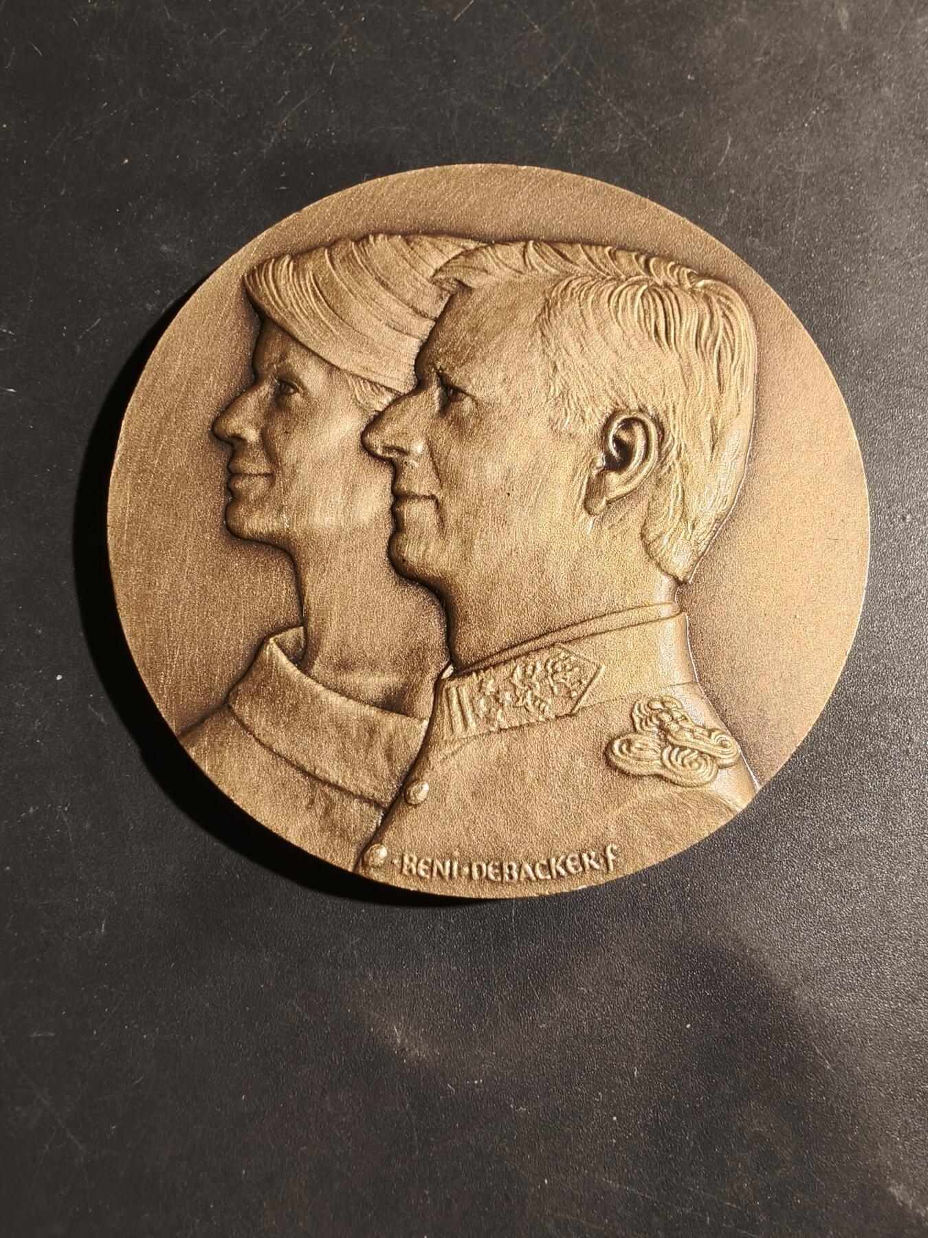 老王徽章第180期 比利时菲利普国王与玛蒂尔达王后婚礼大铜章     原盒     直径70mm      重量154.2g