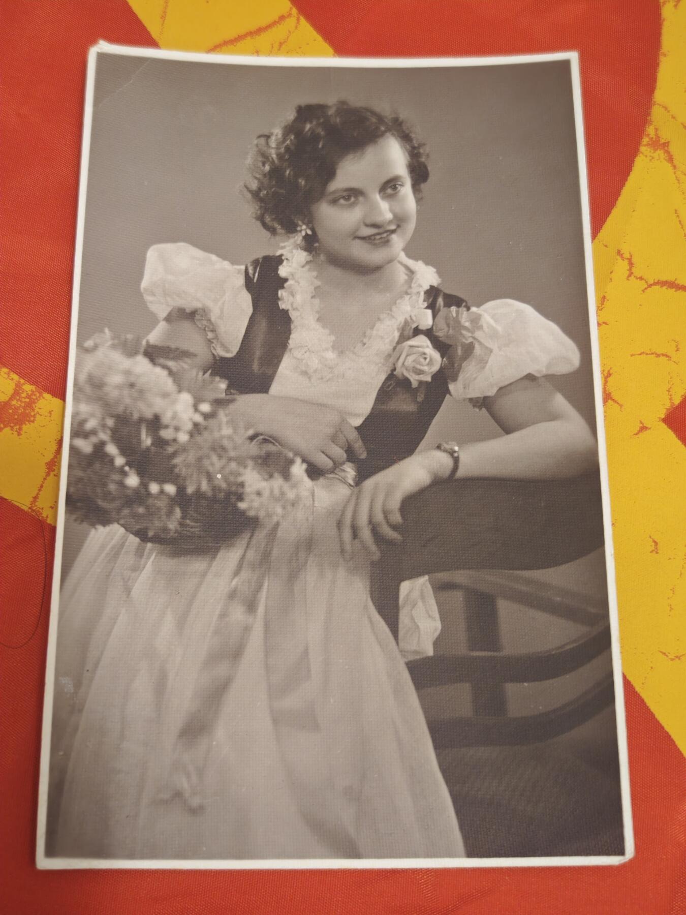 橙子收藏(照片专场)第三期 1962年拍摄于乌克兰日托米尔的苏联女士民间肖像照