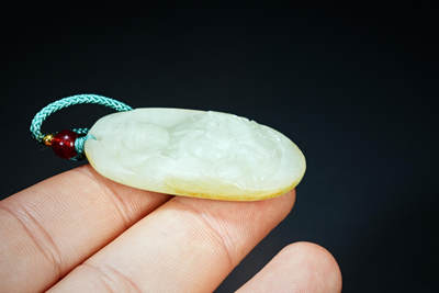 上海都达杂项专场四十七【全场包邮】  天然和田玉精雕《持莲观音》挂件