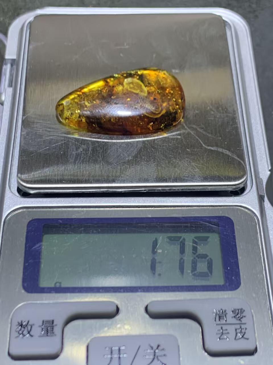 乌克兰花珀通货水滴形吊坠一个，