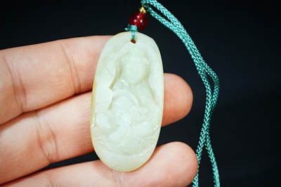 上海都达杂项专场四十七【全场包邮】  天然和田玉精雕《持莲观音》挂件