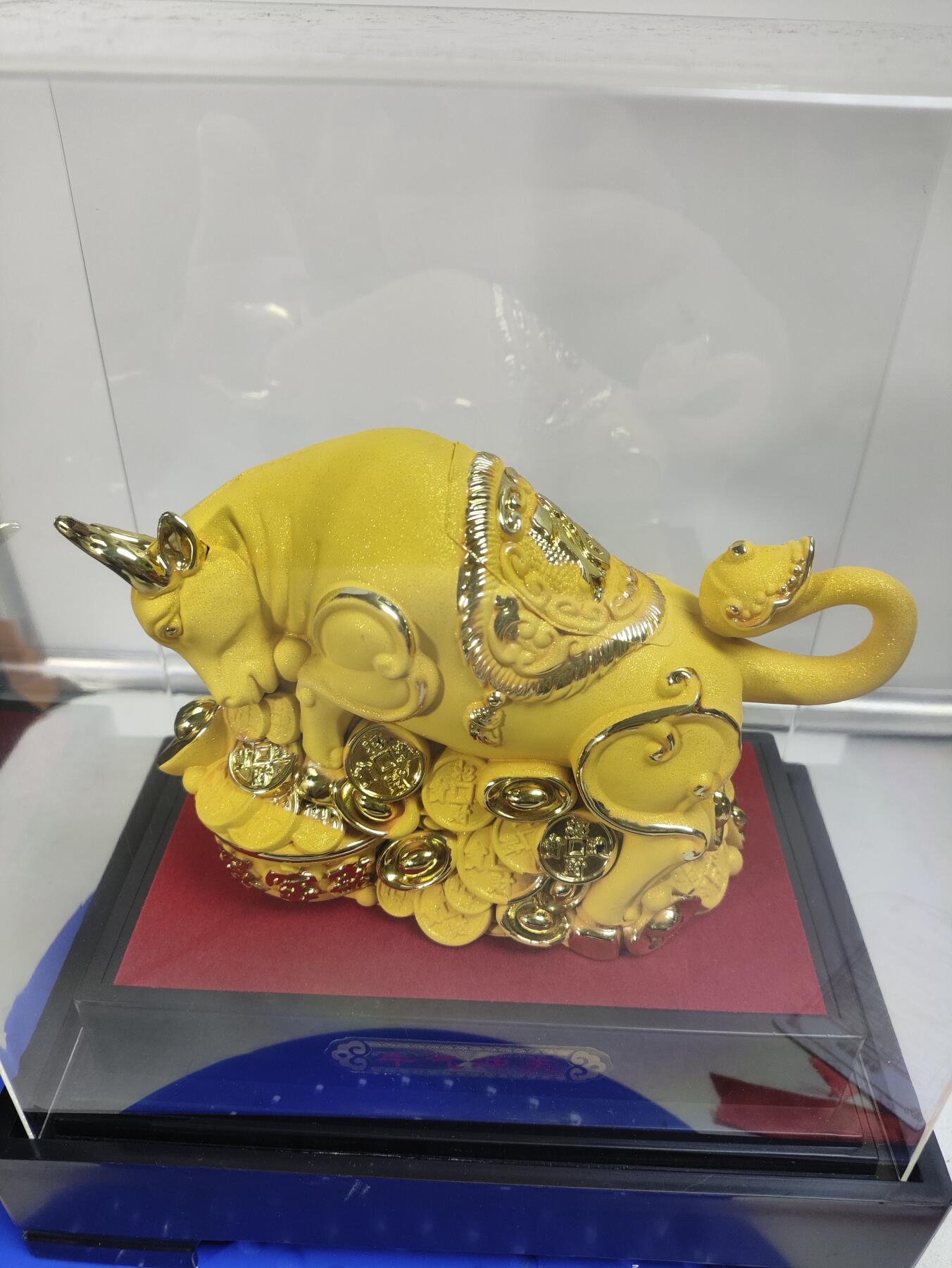 鸿运兴旺金牛摆件，黄色绒沙金工艺（高24.8cm,长20.5cm,宽13.3cm左右）