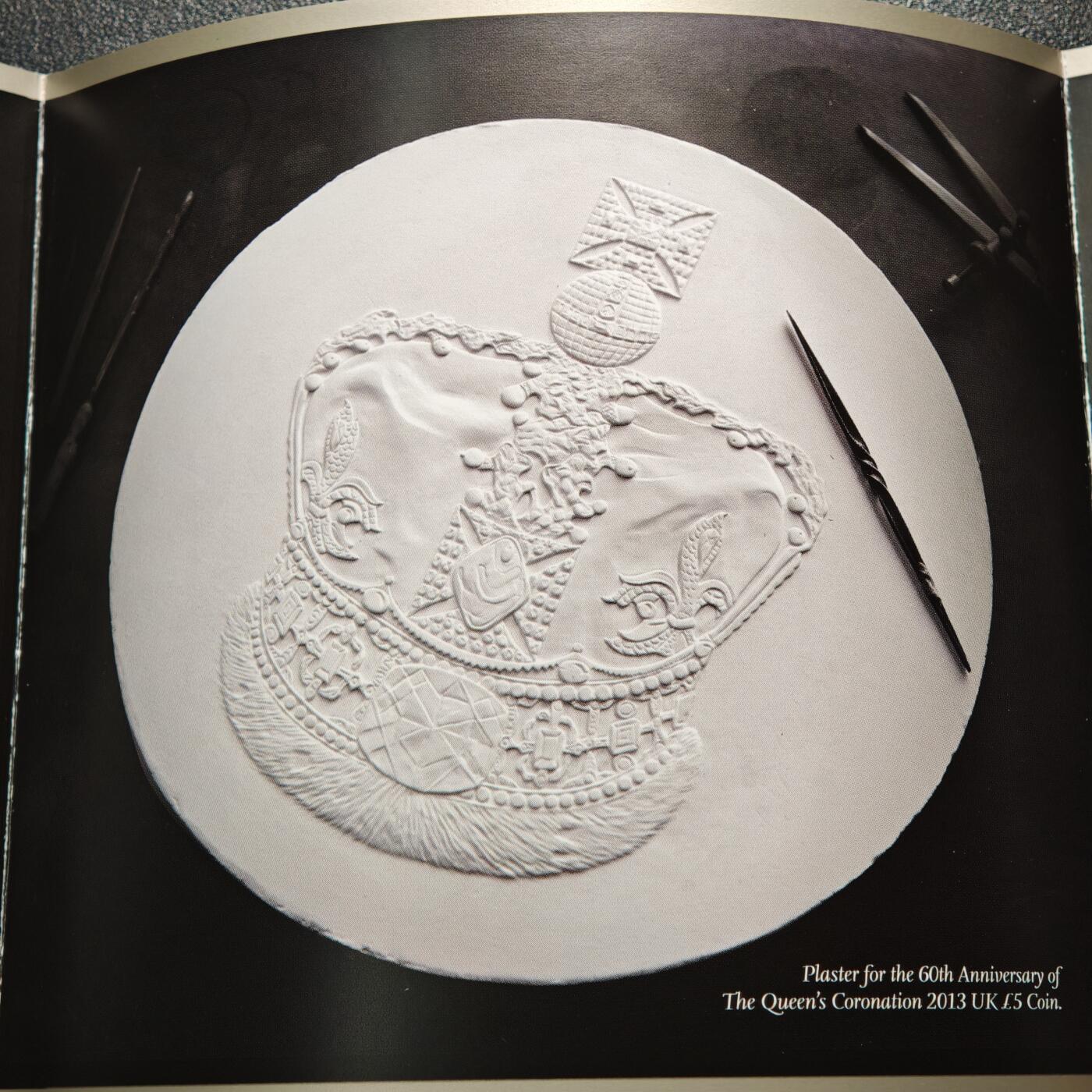 【德藏】世界币章拍卖第164期（拍品征集中~欢迎藏友联系） 2013年 英国伊丽莎白二世女王加冕60周年5英镑纪念镍币 原册 直径约：38.61mm；重约：28.28g
