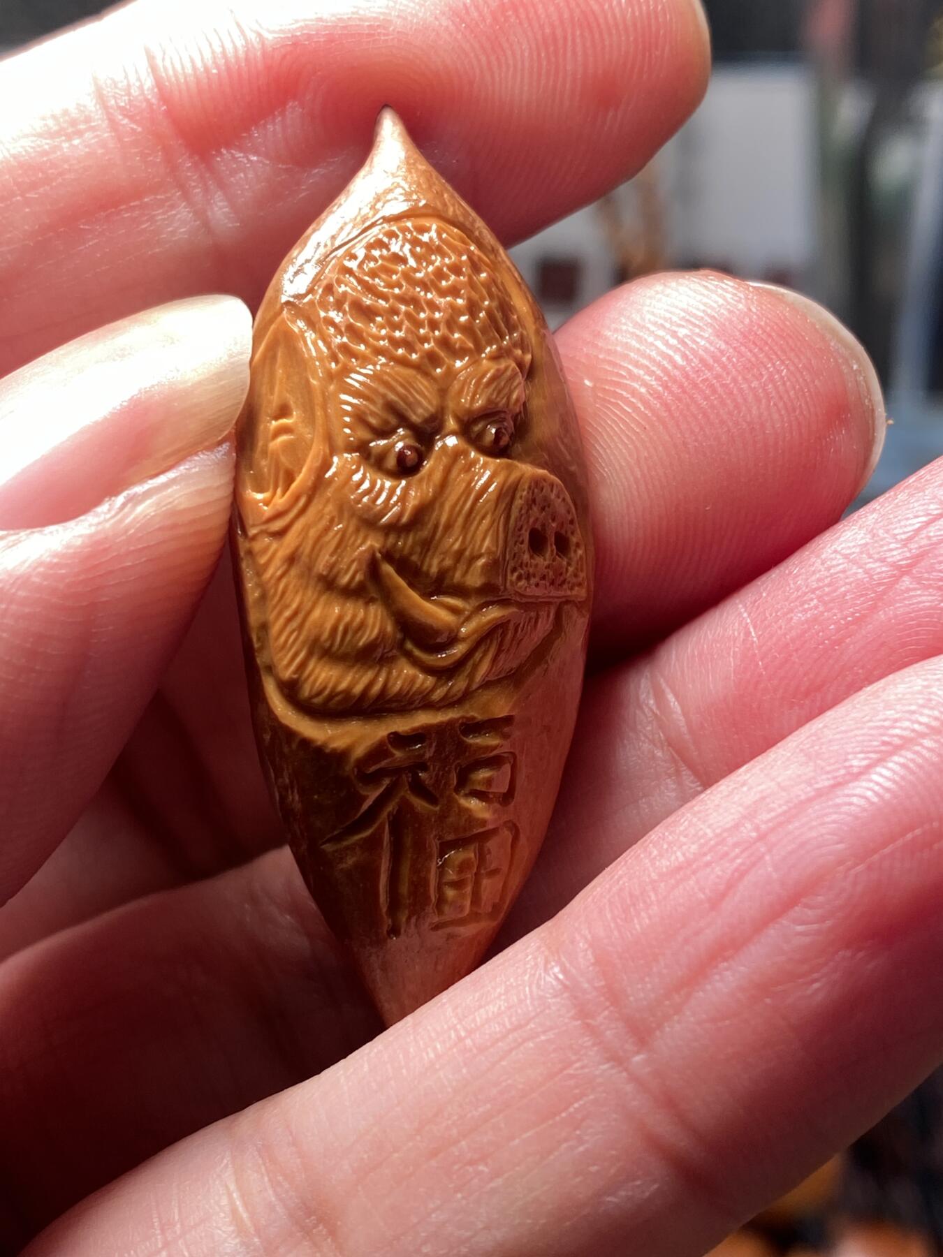 核舟记发源地苏州舟山核雕年末放漏 福利苏工核雕，纯手工雕刻二花福小猪，个性十足，等待有缘人，市场无同款，尺寸1。75x4.6喜欢的来