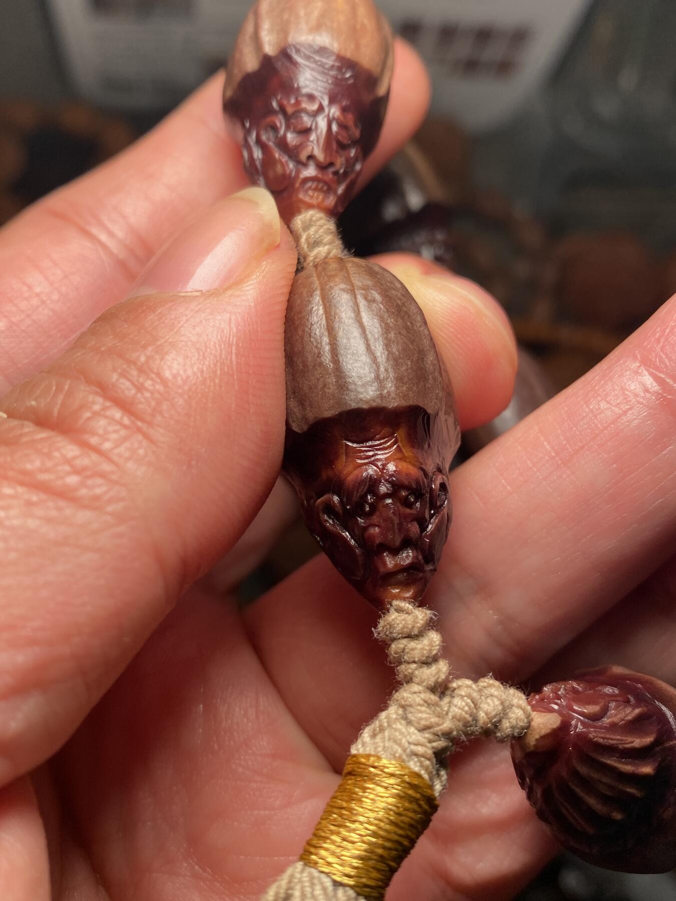 核舟记发源地苏州舟山核雕年末放漏 福利苏工核雕，纯手工雕刻王红秋老师作品，紫核大头七星罗汉，个性十足，等待有缘人，市场无同款，尺寸1。58x3.0喜欢的来