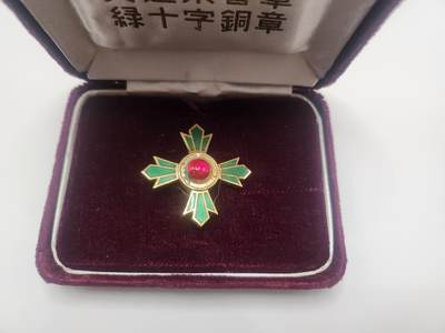 南水社第二次拍卖 日本交通荣誉绿十字铜章带盒 正面红玻璃外沿有锈蚀痕迹