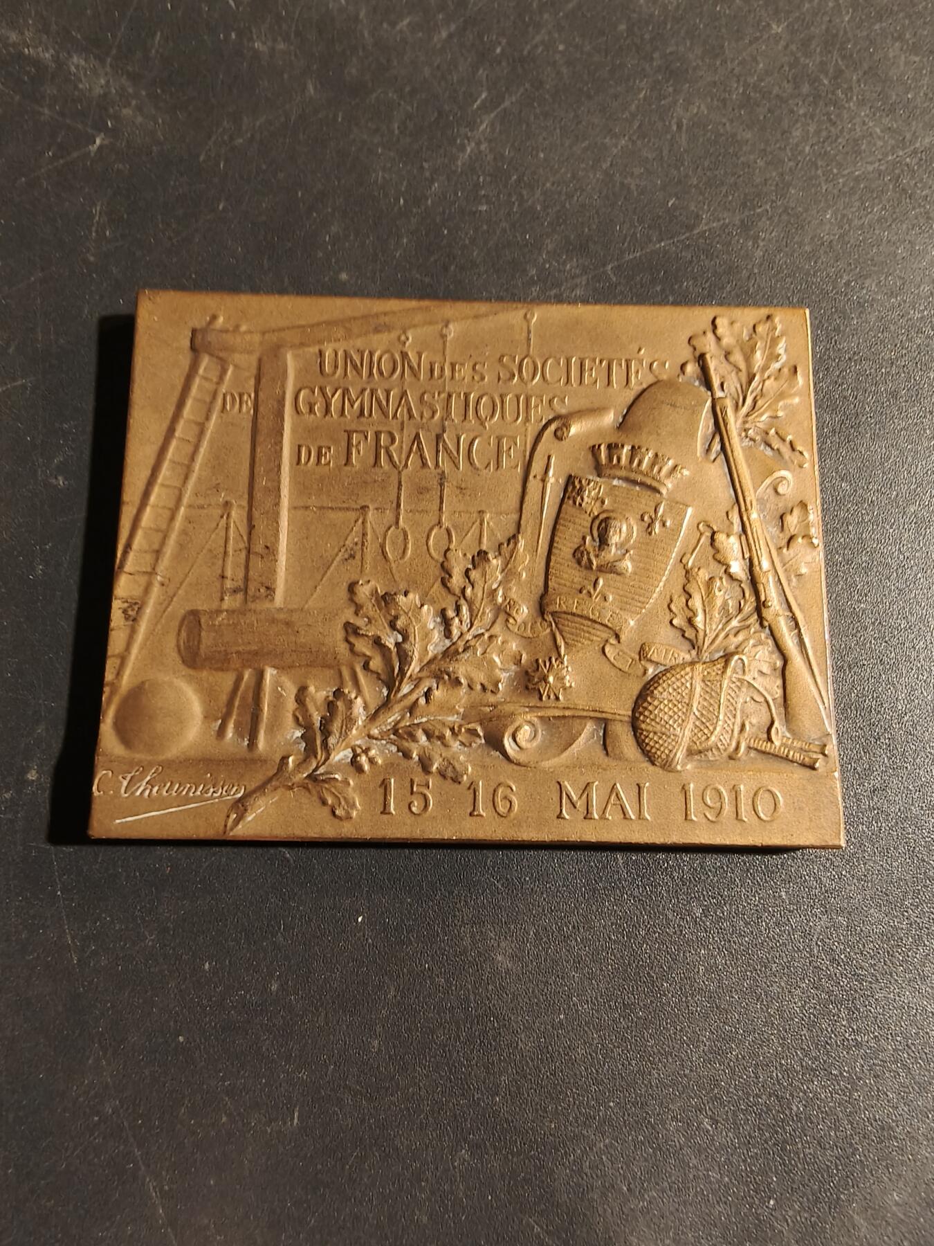 老王徽章第180期 法国体操协会联盟1910年方形大铜章    尺寸54×42mm    重量64.7g      